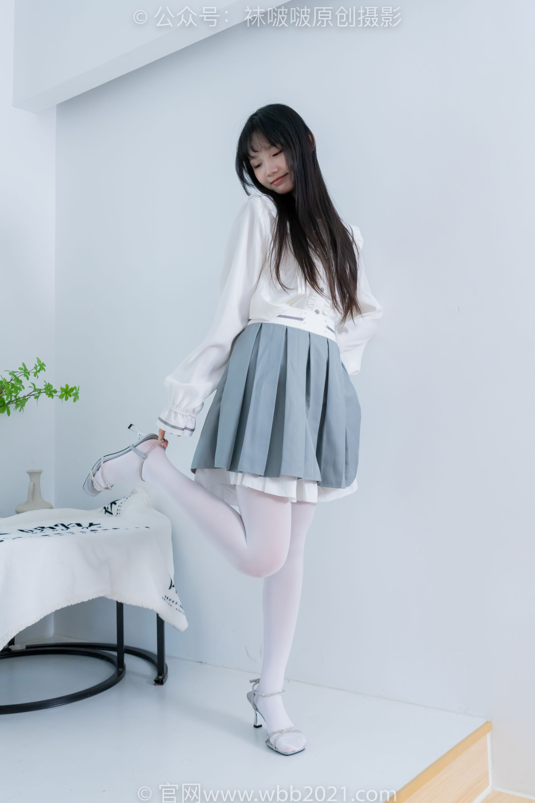 BoBoSocks袜啵啵 No.468 甜甜圈 - 高跟凉鞋、厚白丝、裸足、丝袜和裸足踩蓝莓剧情
