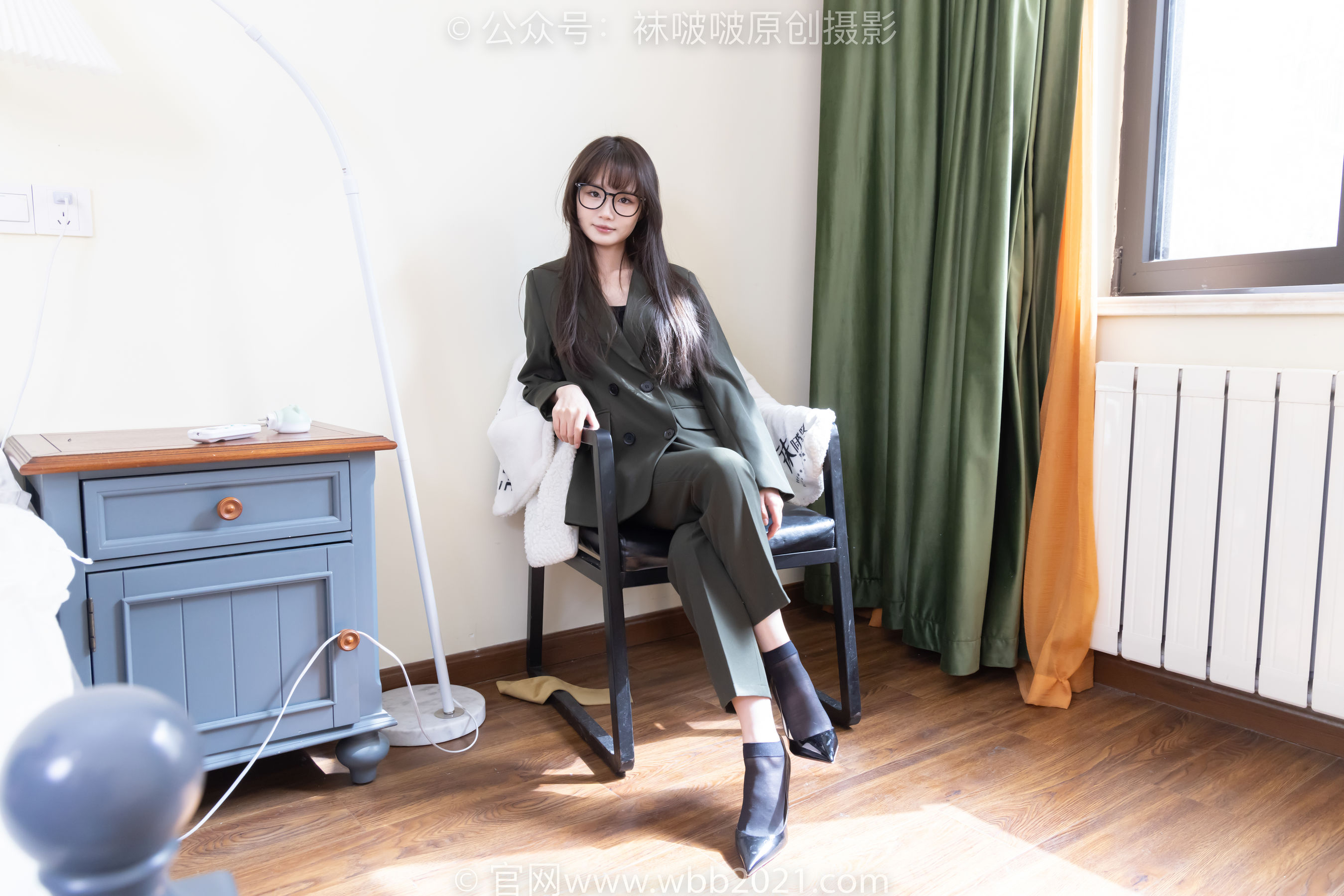 BoBoSocks袜啵啵 No.529 甜甜圈 - 高跟鞋、短黑丝、裸足、半蹲半脱袜子剧情