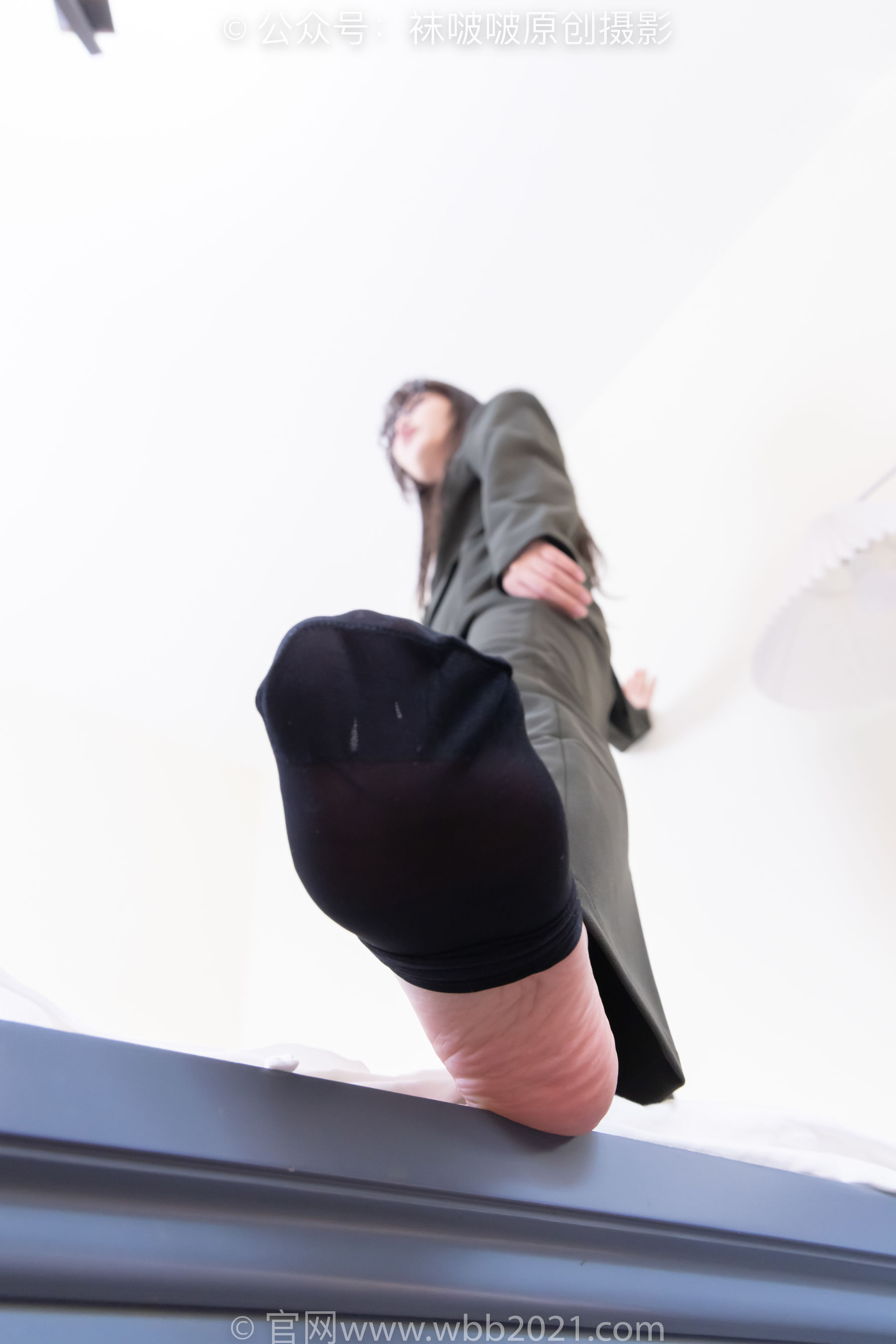 BoBoSocks袜啵啵 No.529 甜甜圈 - 高跟鞋、短黑丝、裸足、半蹲半脱袜子剧情