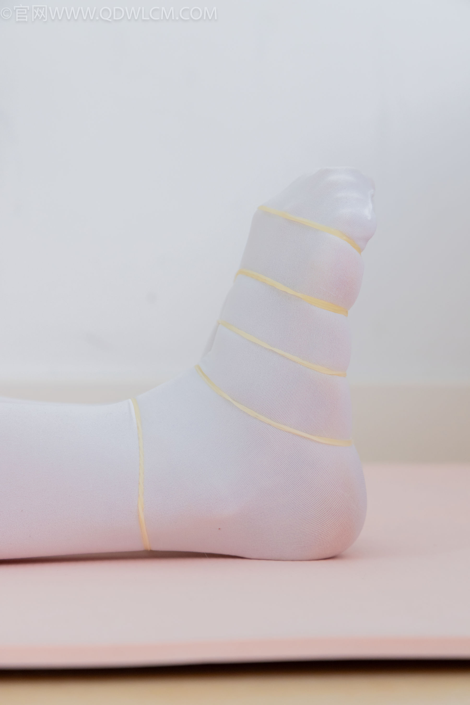 物恋传媒 No.2307 泡泡 - 芭蕾鞋、厚白丝、芭蕾动作、皮筋绑脚剧情