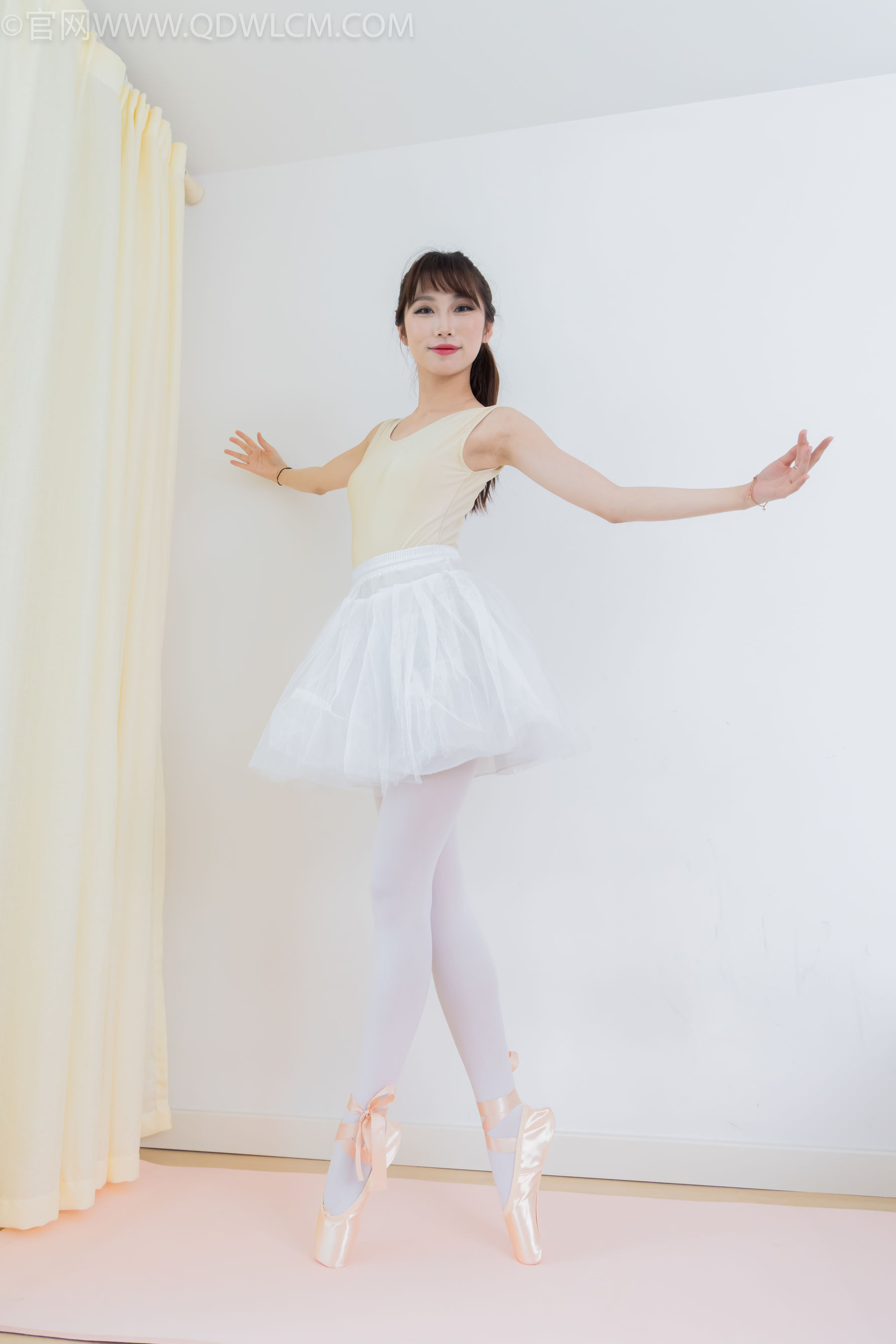 物恋传媒 No.2307 泡泡 - 芭蕾鞋、厚白丝、芭蕾动作、皮筋绑脚剧情