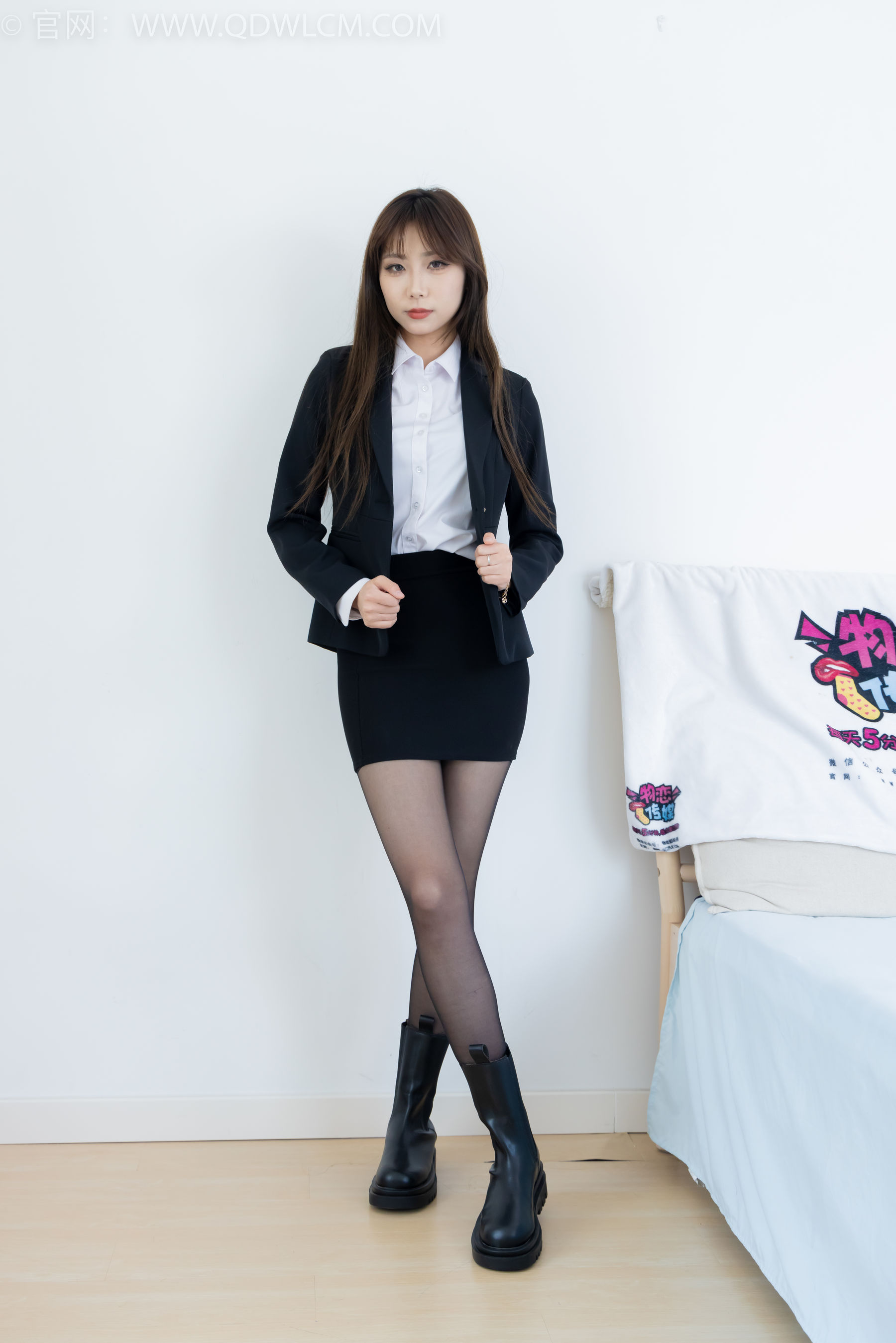 物恋传媒 No.2344 泡泡 - 短靴、薄黑丝、ol制服、高冷不笑御姐版