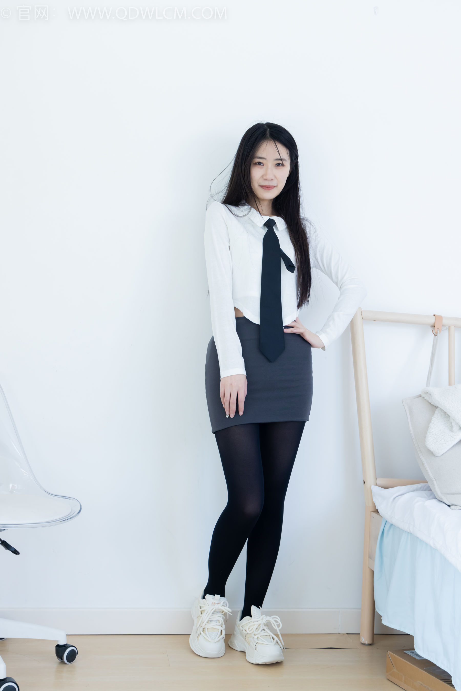 物恋传媒 No.2346 菜菜 - 运动鞋、厚黑丝、裸足