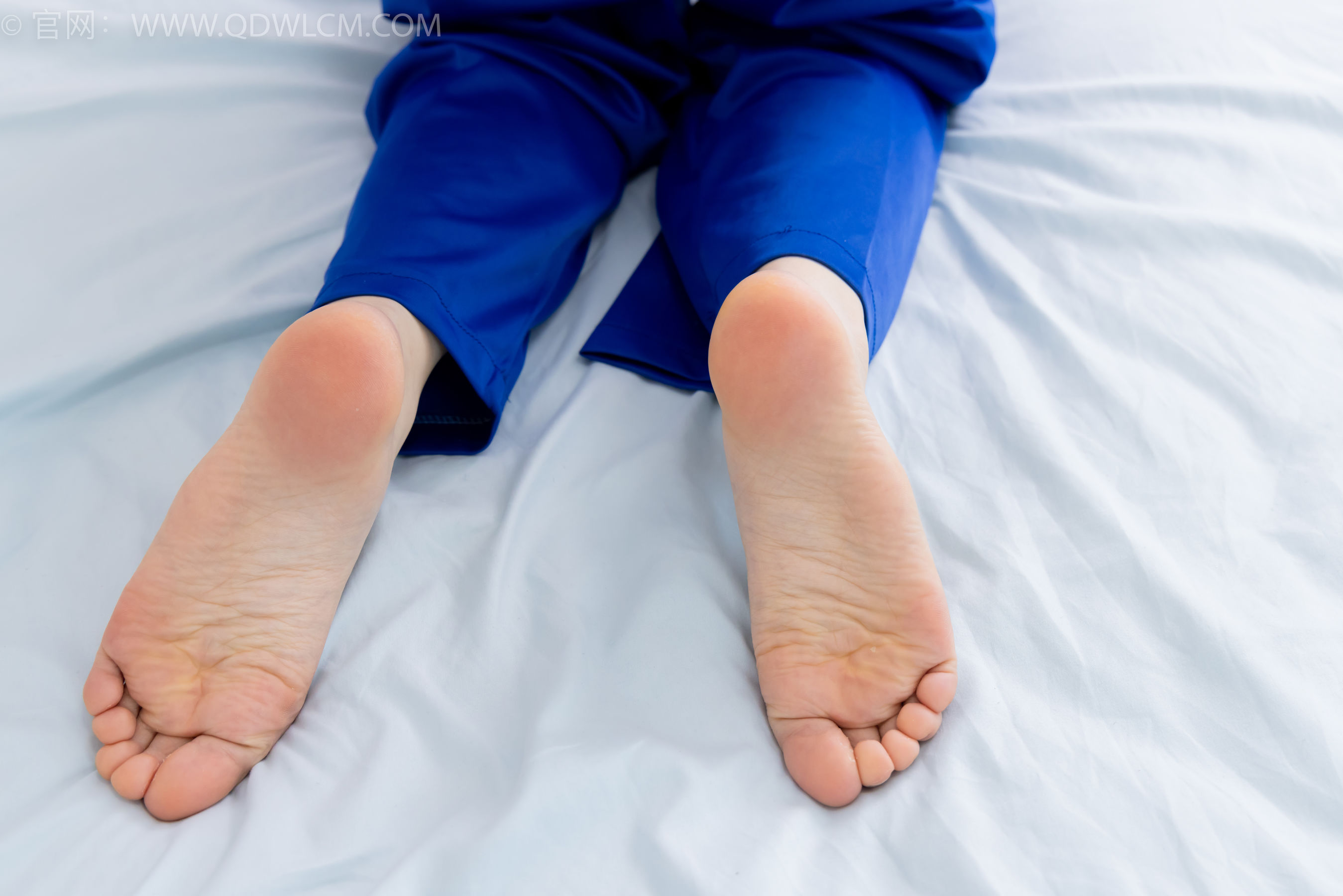 物恋传媒 No.2364 小悦 - 校服、板鞋、白棉袜、裸足