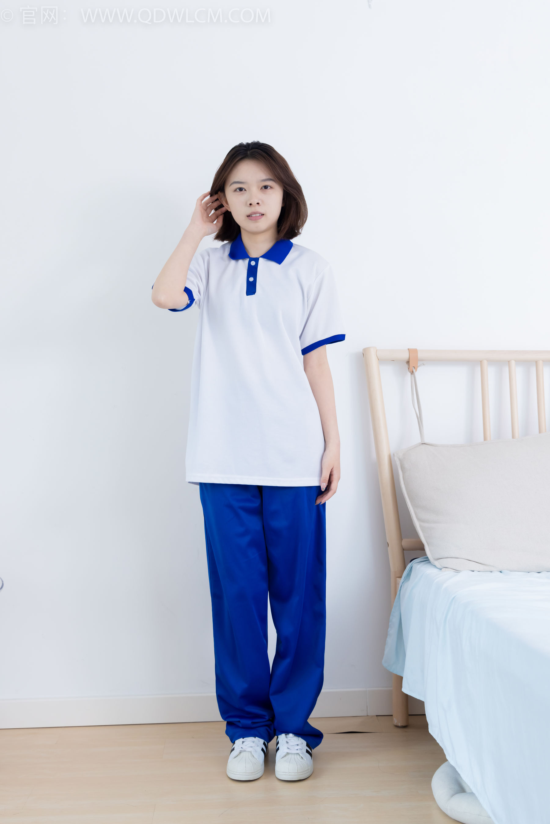 物恋传媒 No.2364 小悦 - 校服、板鞋、白棉袜、裸足