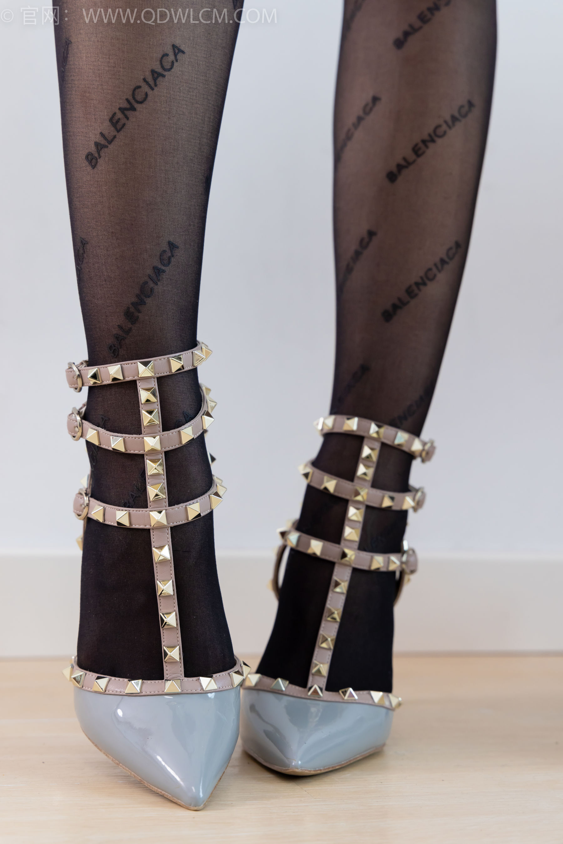 物恋传媒 No.2372 嘟嘟 - 高跟鞋、手套、薄黑丝脚尖加固款、薄肉丝脚尖加固款