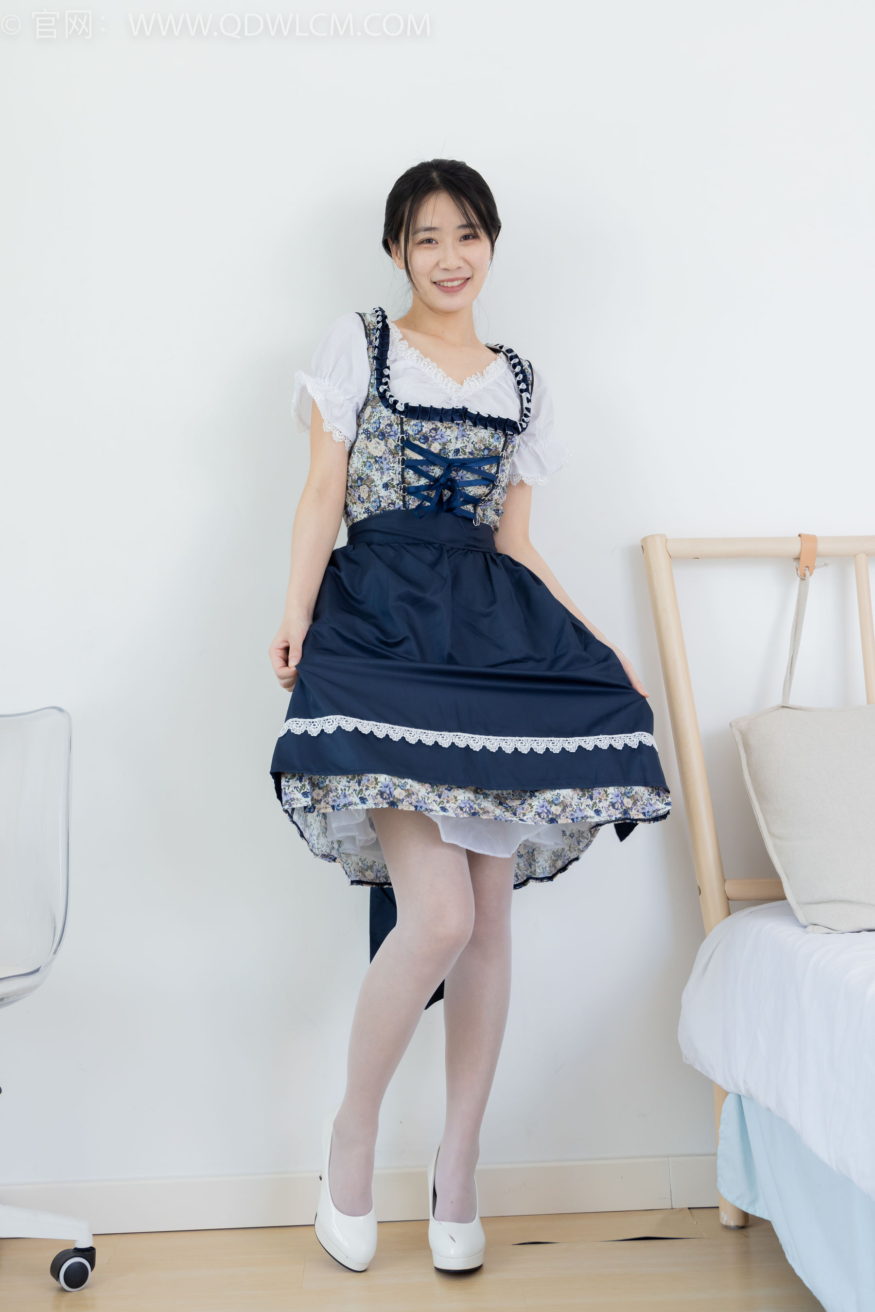 物恋传媒 No.2365 菜菜 - 高跟鞋、薄白丝、裸足