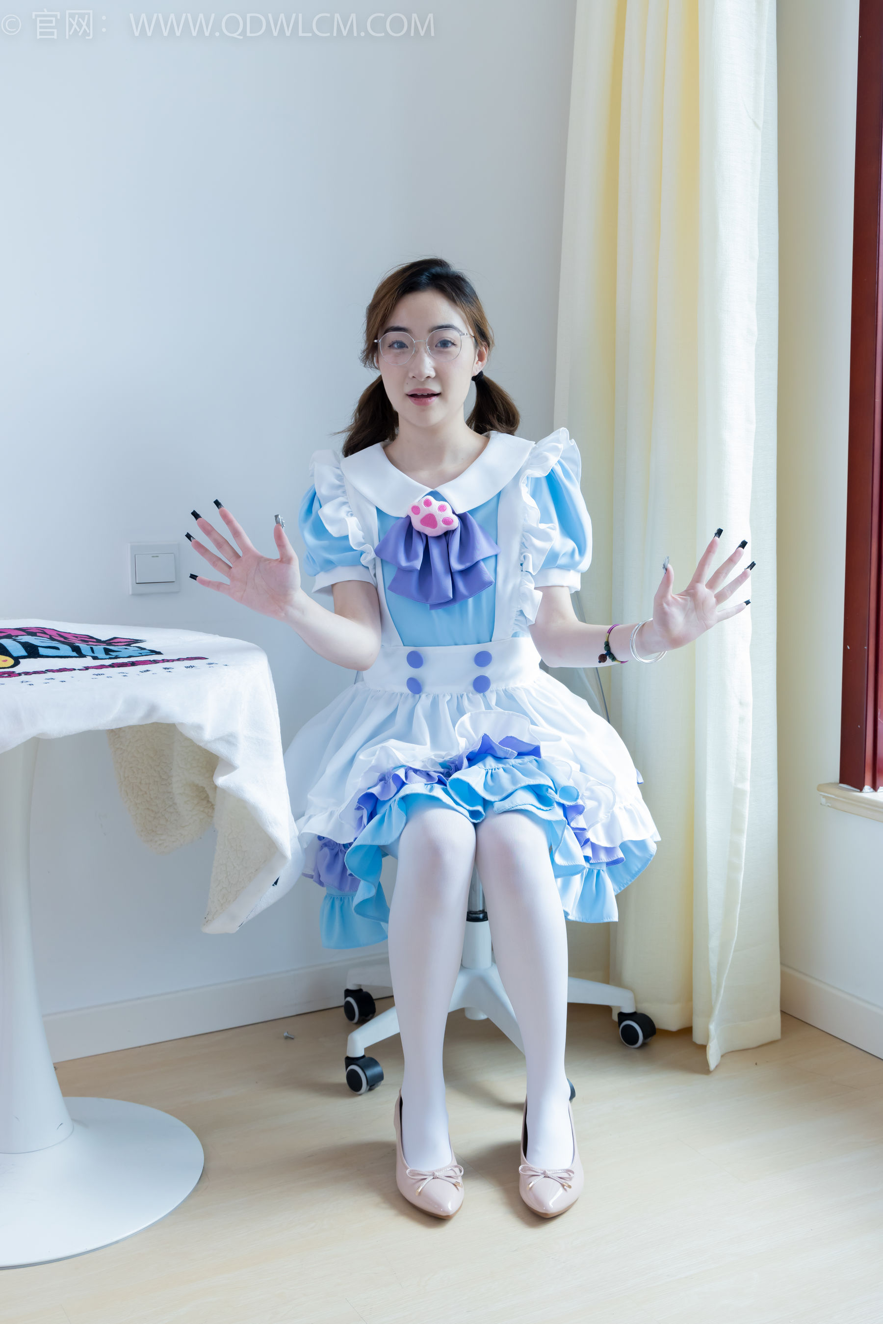 物恋传媒 No.2359 恬恬 - 女仆装、平底鞋、厚白丝、老头乐挠脚剧情