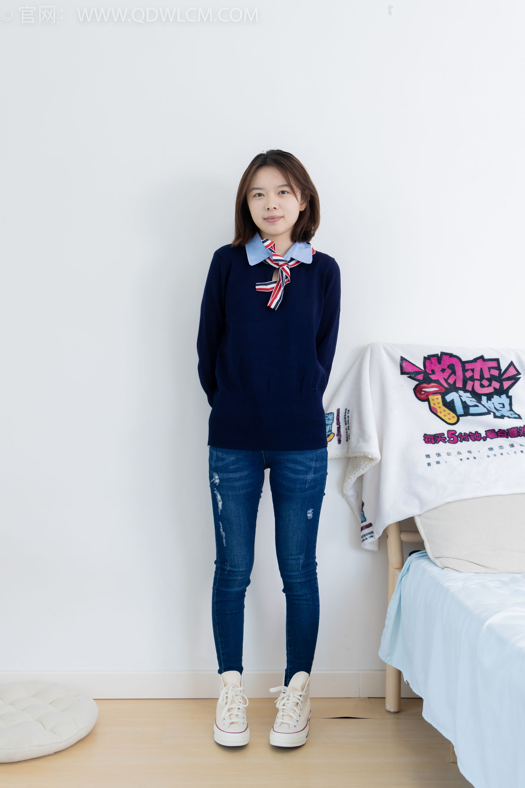 物恋传媒 No.2354 小悦 - 帆布鞋、白棉袜、裸足