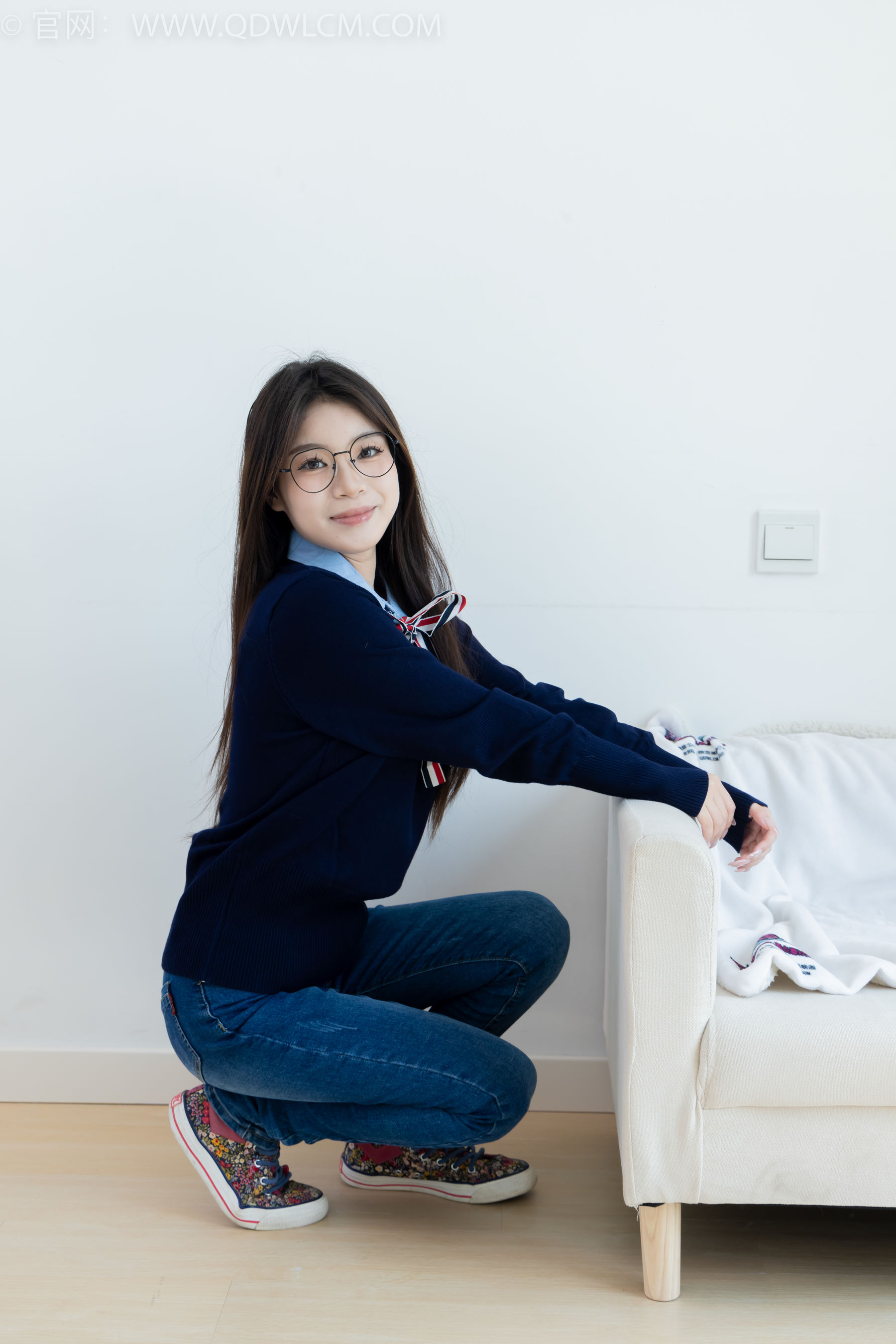 物恋传媒 No.2379 闪闪 - 帆布鞋、白棉袜、厚白丝小腿袜、裸足