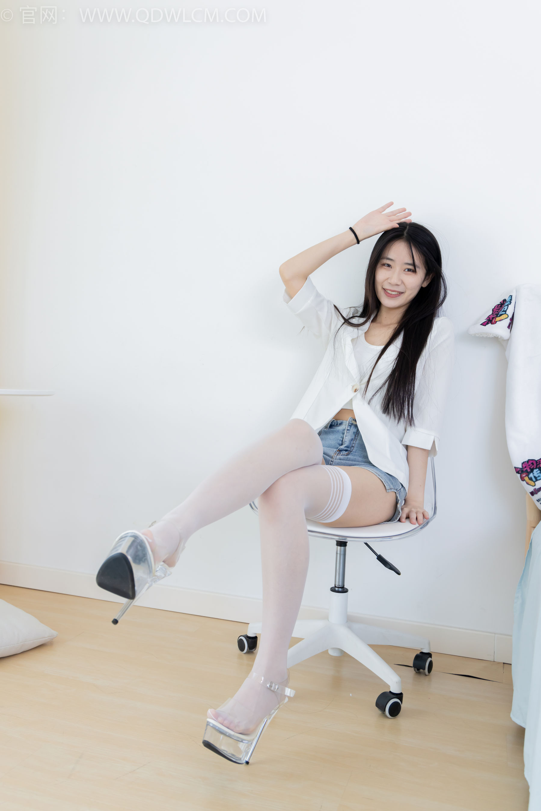 物恋传媒 No.2376 菜菜 - 三双鞋子、过膝白丝、过膝肉丝、过膝黑丝