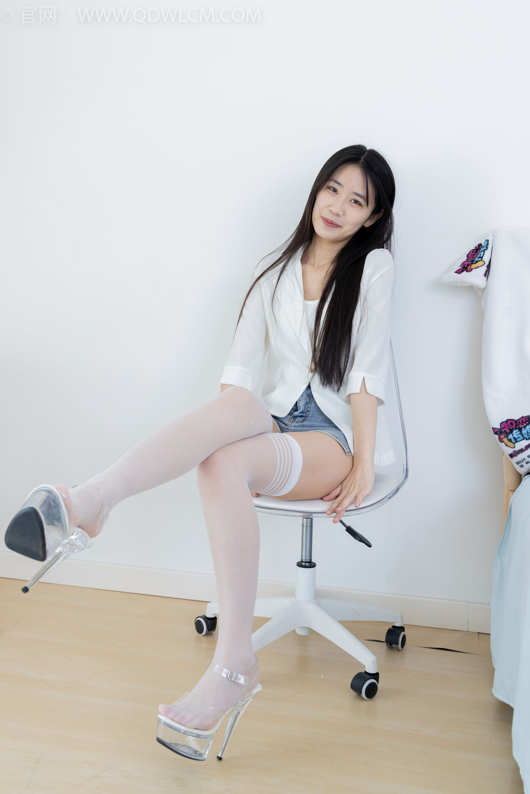 物恋传媒 No.2376 菜菜 - 三双鞋子、过膝白丝、过膝肉丝、过膝黑丝