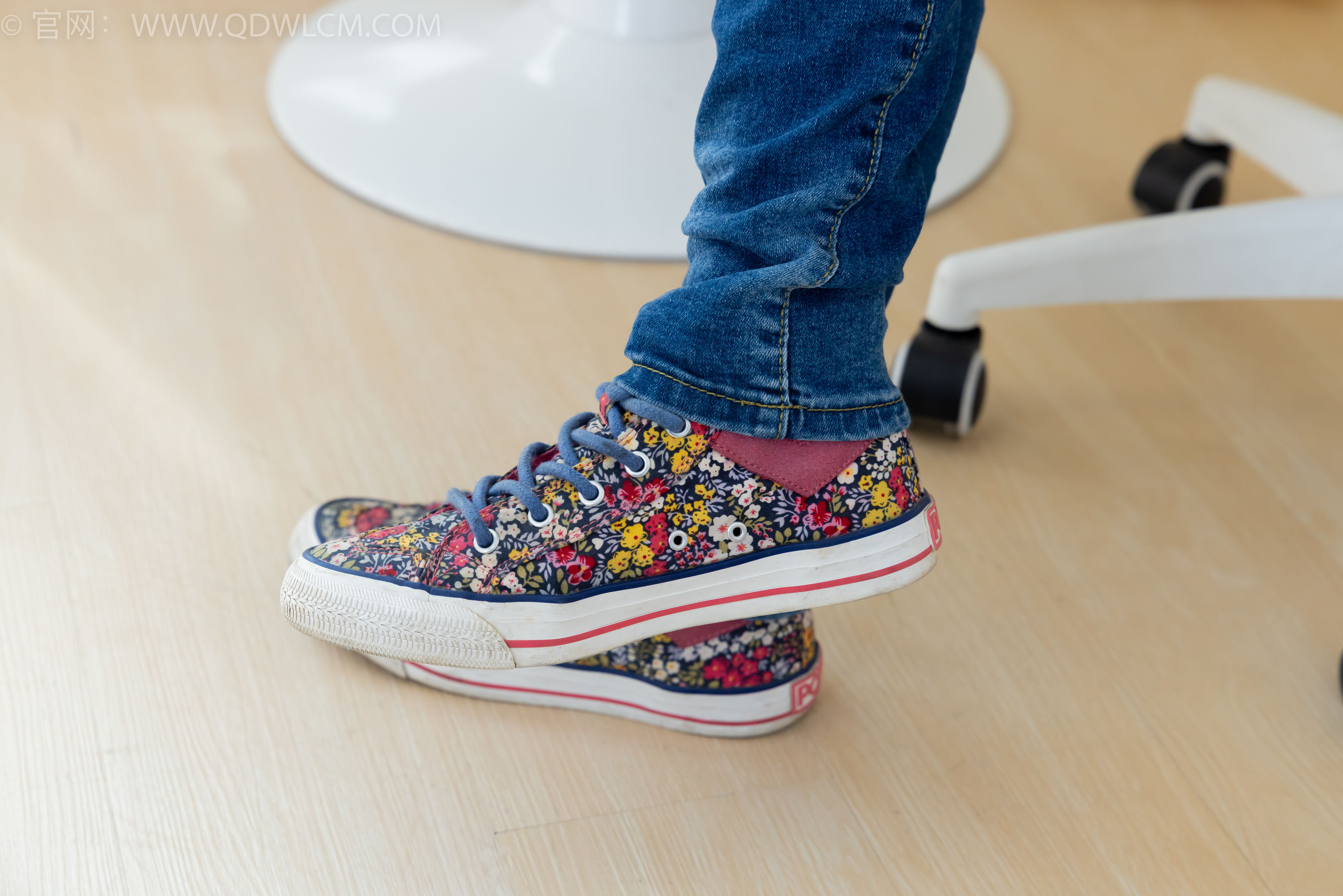 物恋传媒 No.2379 闪闪 - 帆布鞋、白棉袜、厚白丝小腿袜、裸足