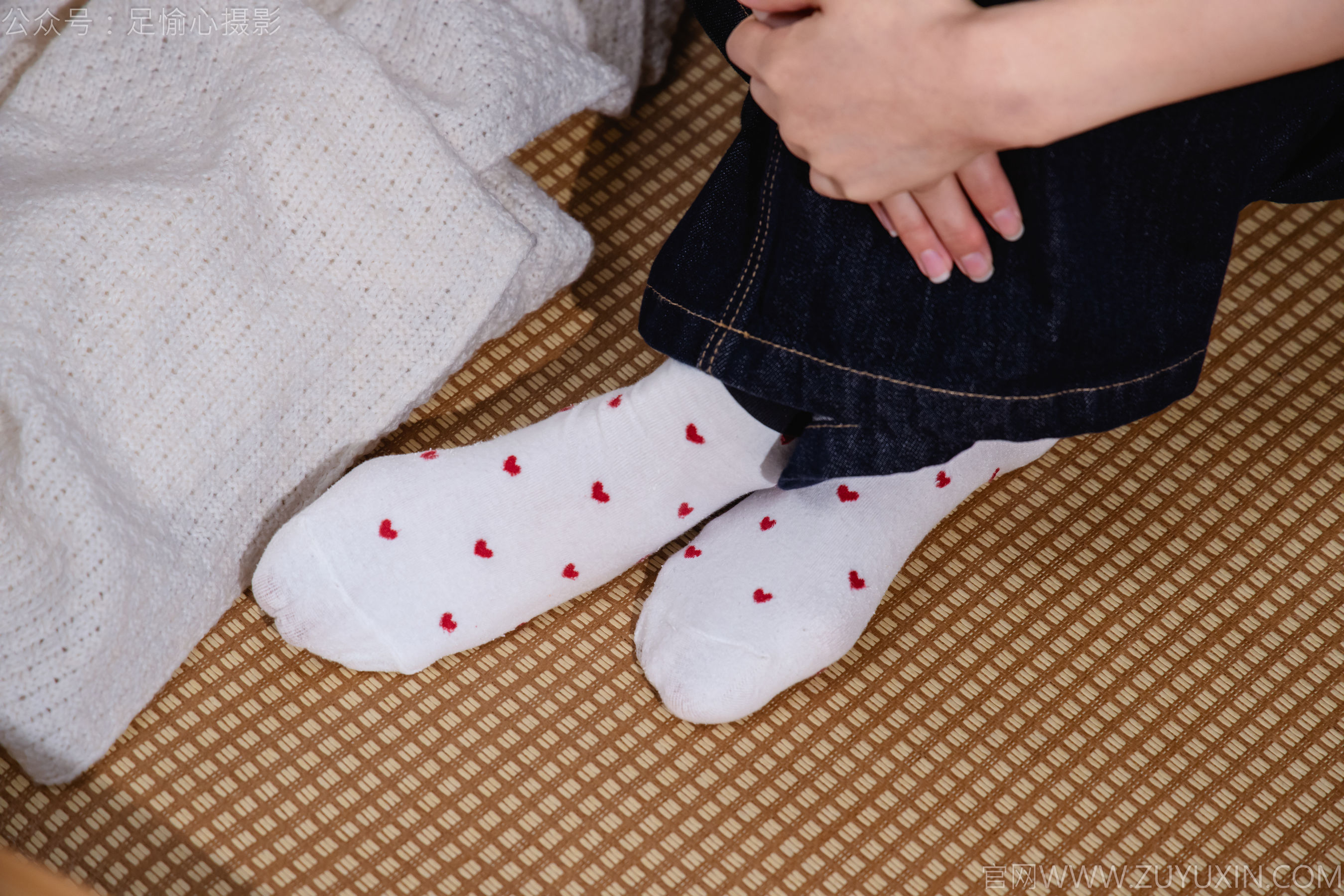 足愉心 No.018 奶芙 （搭配：粉色T恤、牛仔长裤、运动鞋、白色棉袜、裸足）