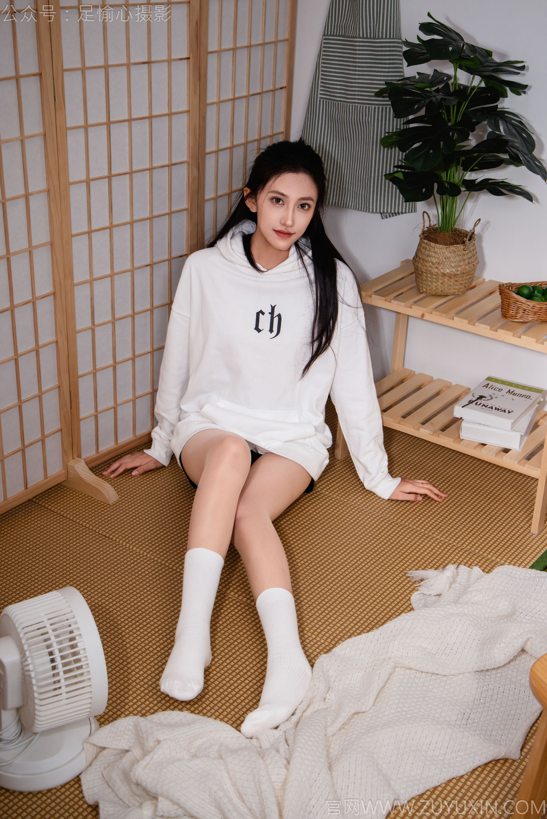 足愉心 No.022 可乐 （搭配：白色卫衣、黑色打底裤、运动鞋、肉丝色袜、白色长筒棉袜）