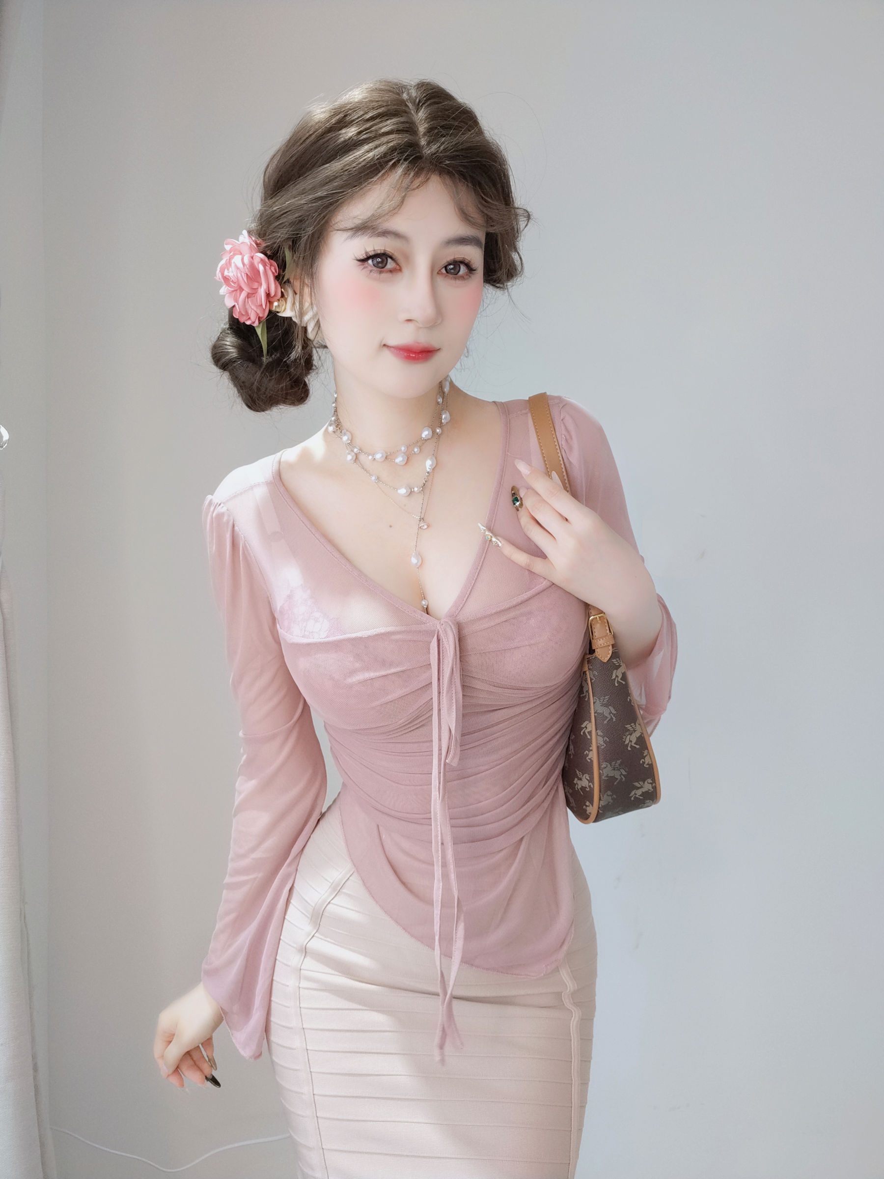 Coser小姐姐 白银 [fantia] 2024-11-24 ピンクの隣人