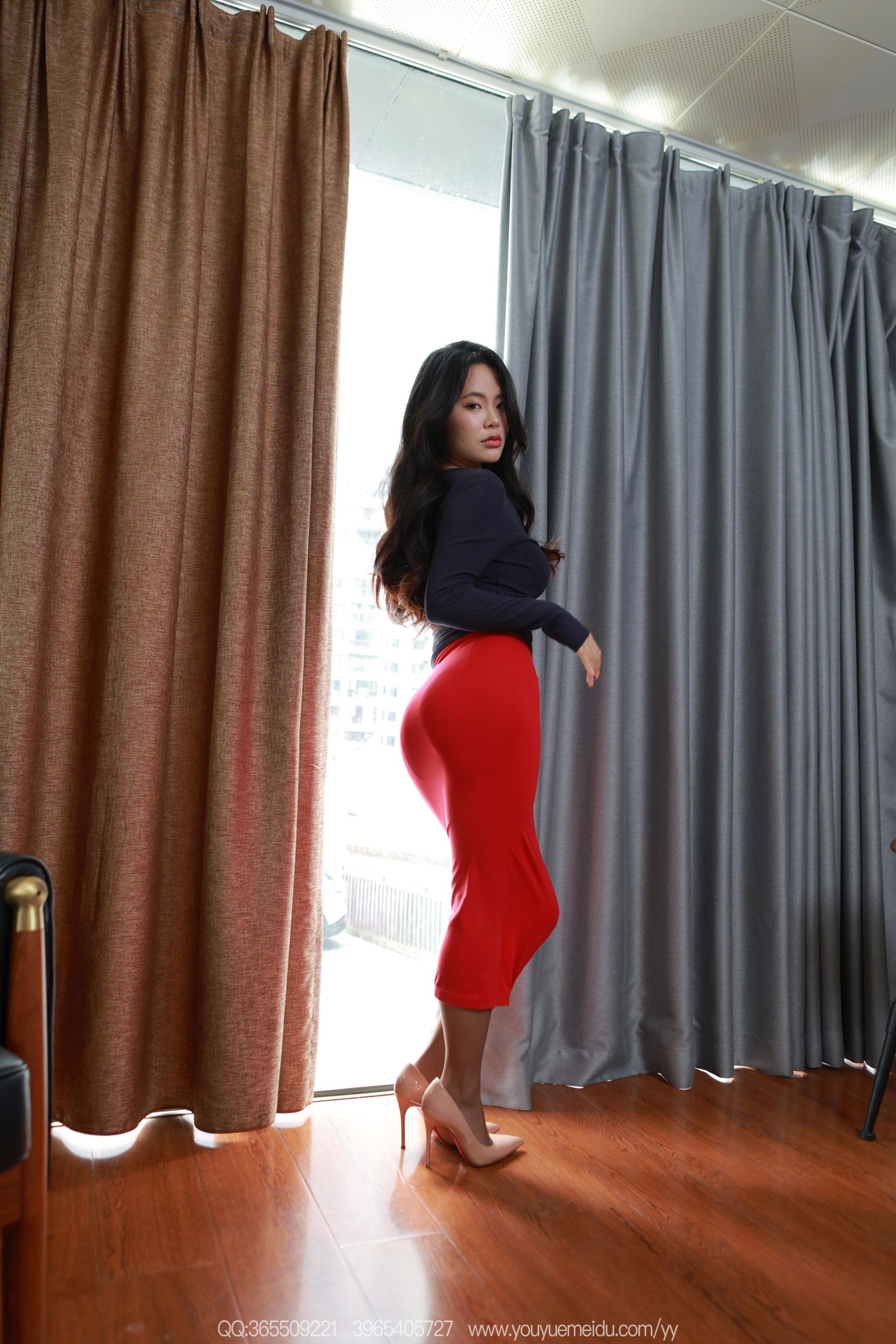 IESS异思趣向 - 模特： 兔兔 《红裙翘腿》