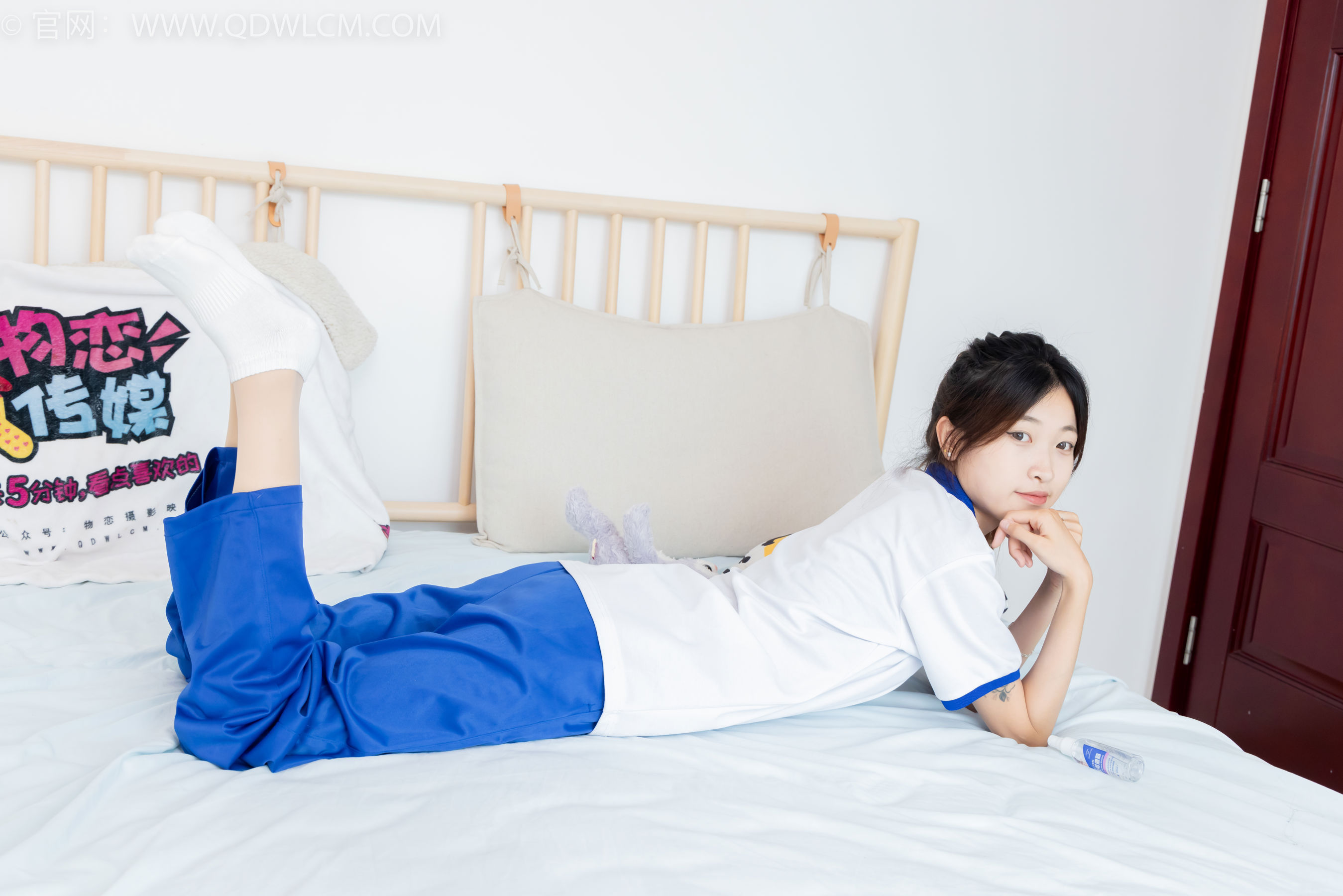 物恋传媒 No.2387 小夏 - 帆布鞋、白短棉袜、薄肉丝、校服