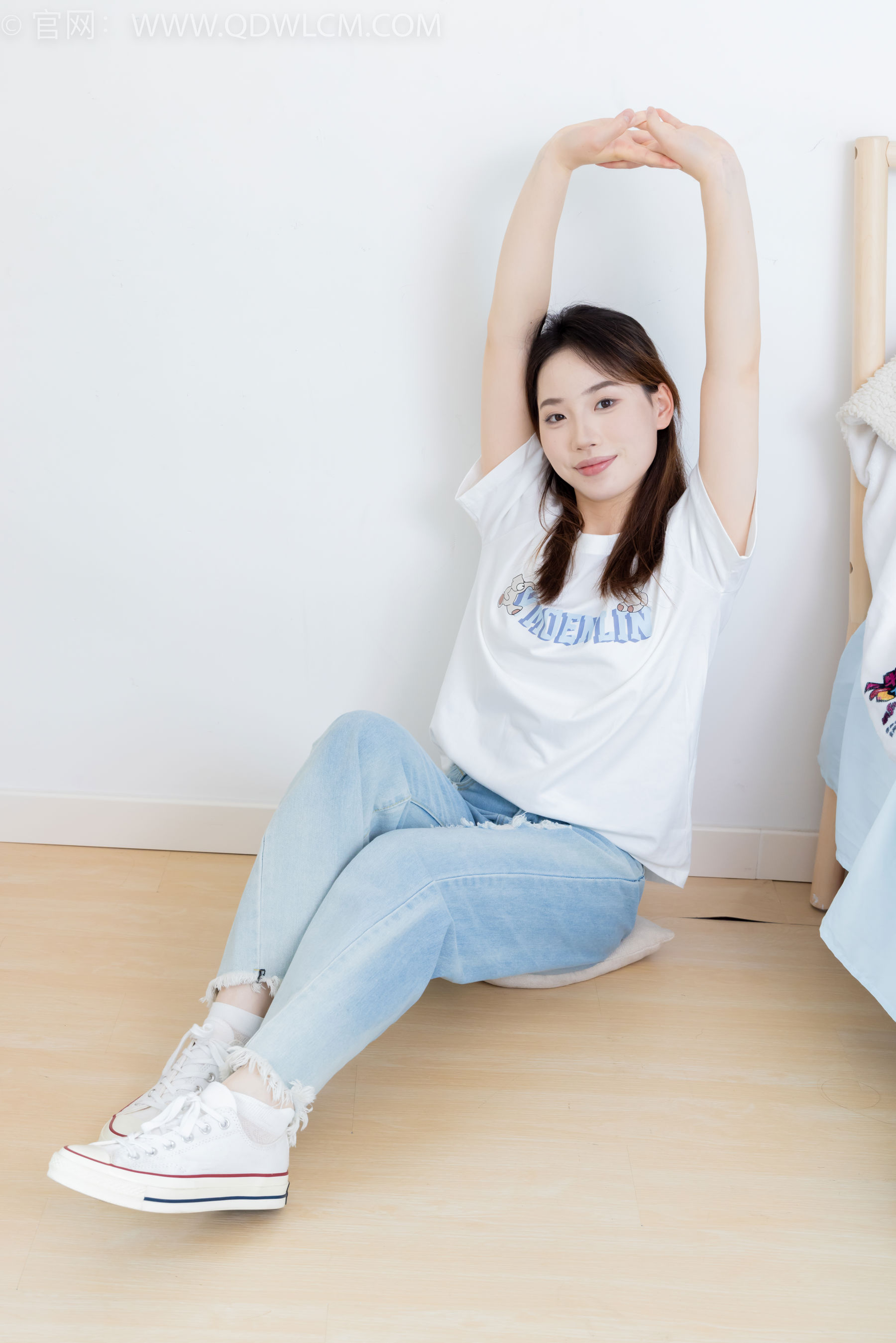 物恋传媒 No.2390 荔枝 - 帆布鞋、短白棉袜、裸足