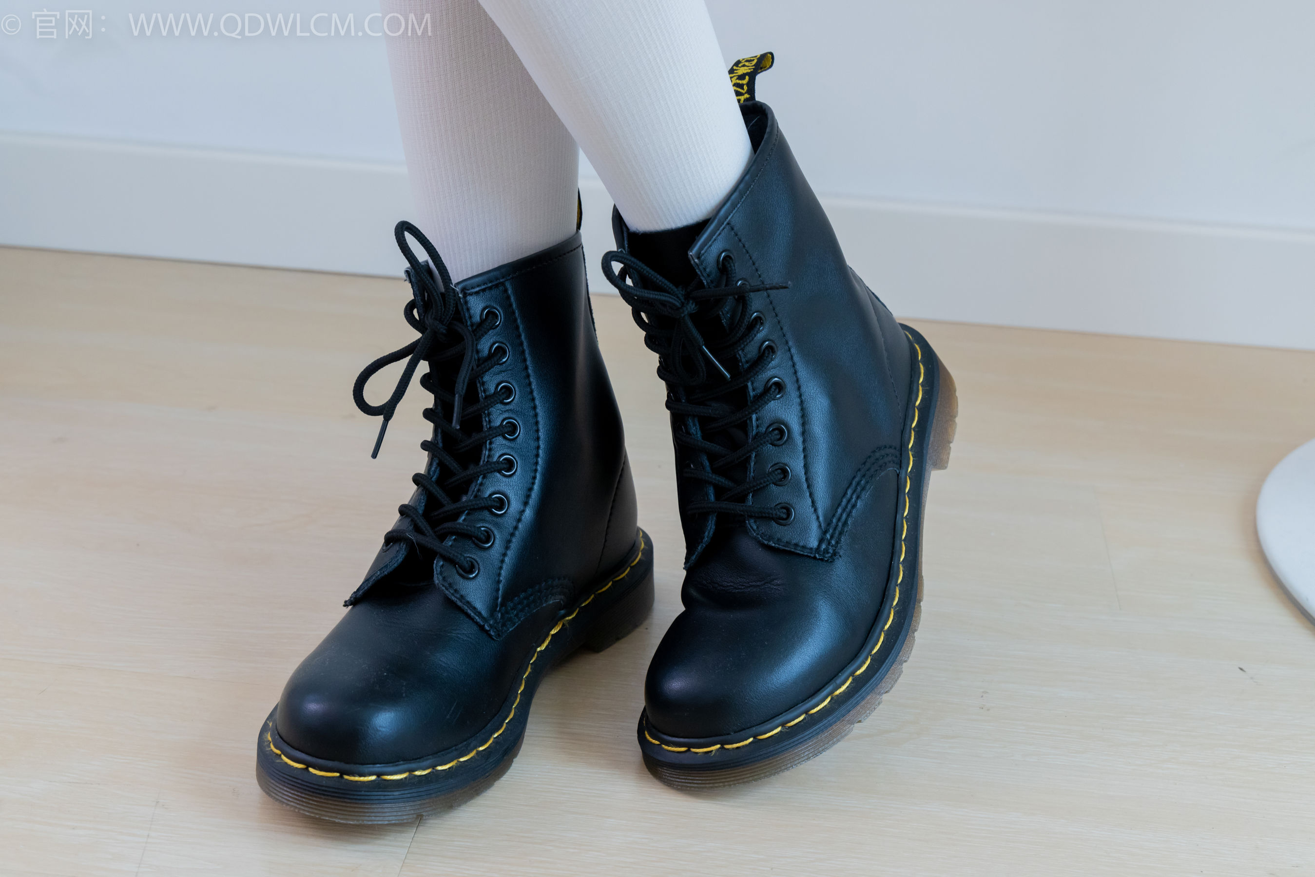 物恋传媒 No.2398 嘉木 - 帆布鞋、马丁靴、过膝白袜