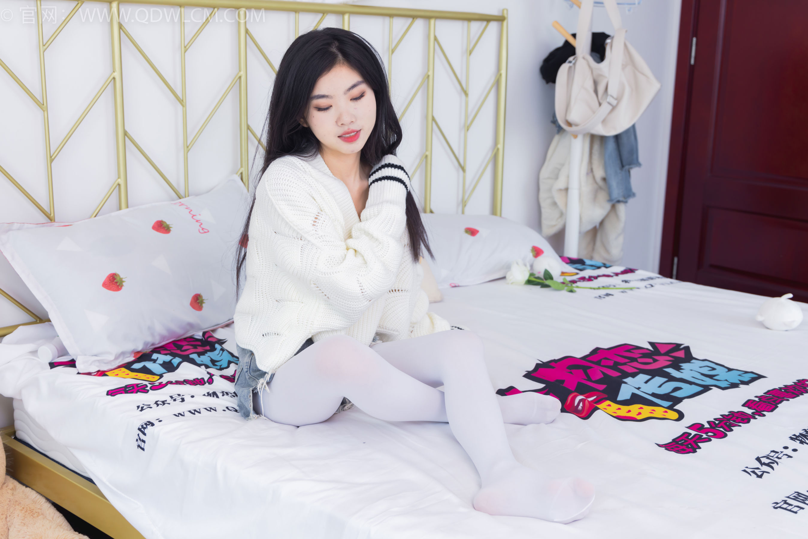 物恋传媒 No.2396 米米 - 马丁靴、厚白丝