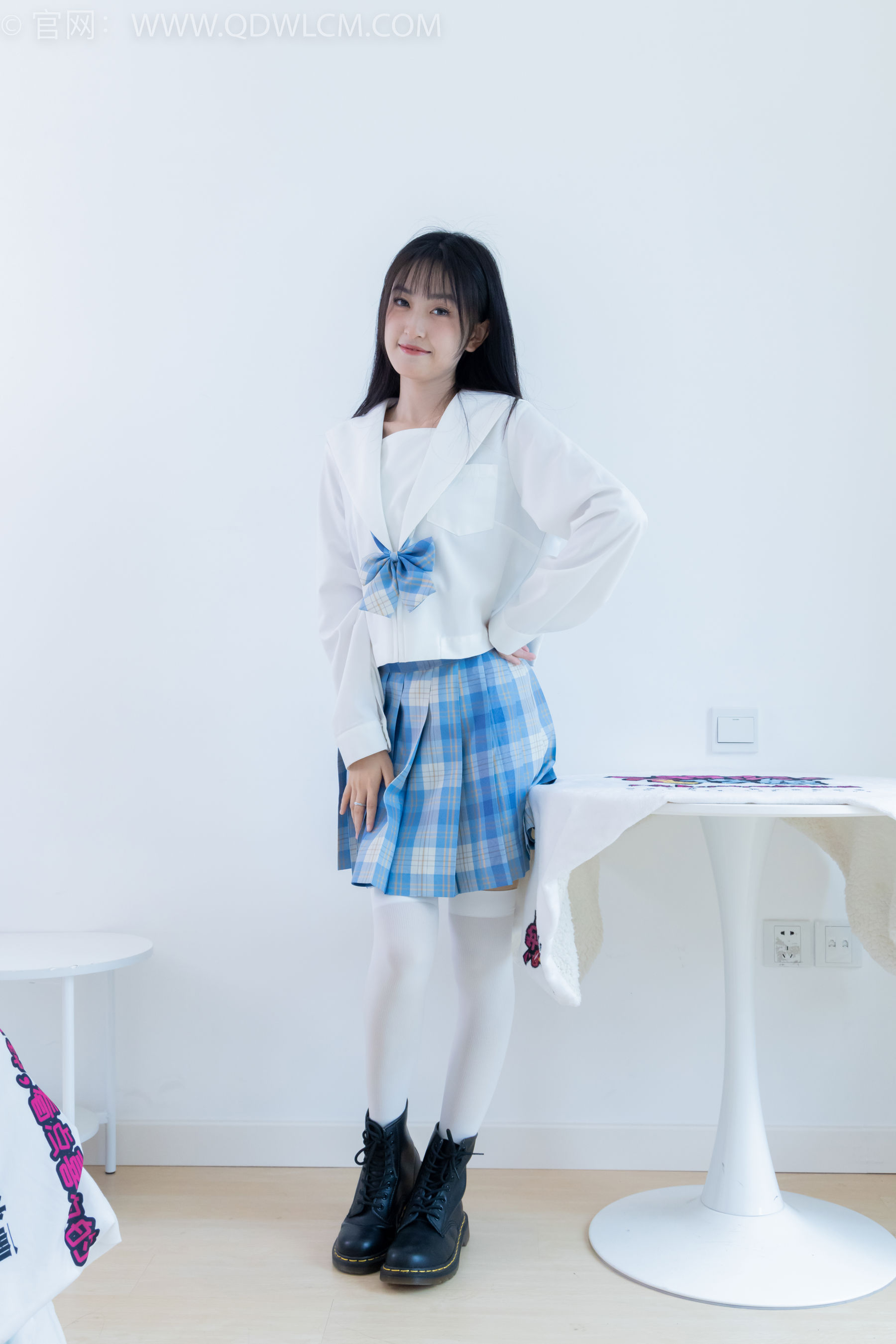 物恋传媒 No.2398 嘉木 - 帆布鞋、马丁靴、过膝白袜