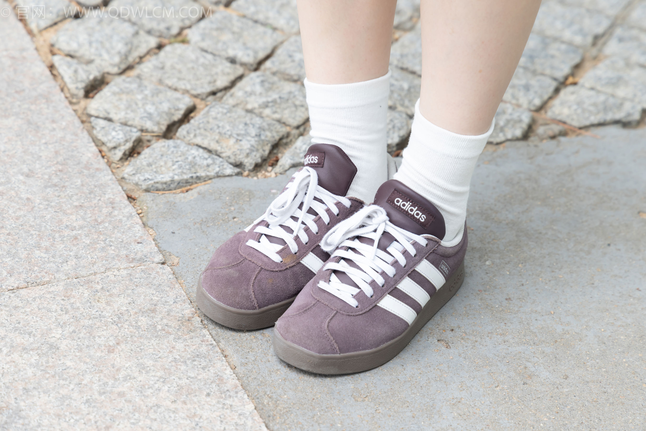 物恋传媒 No.2393 奶糖 - 帆布鞋、白棉袜、裸足