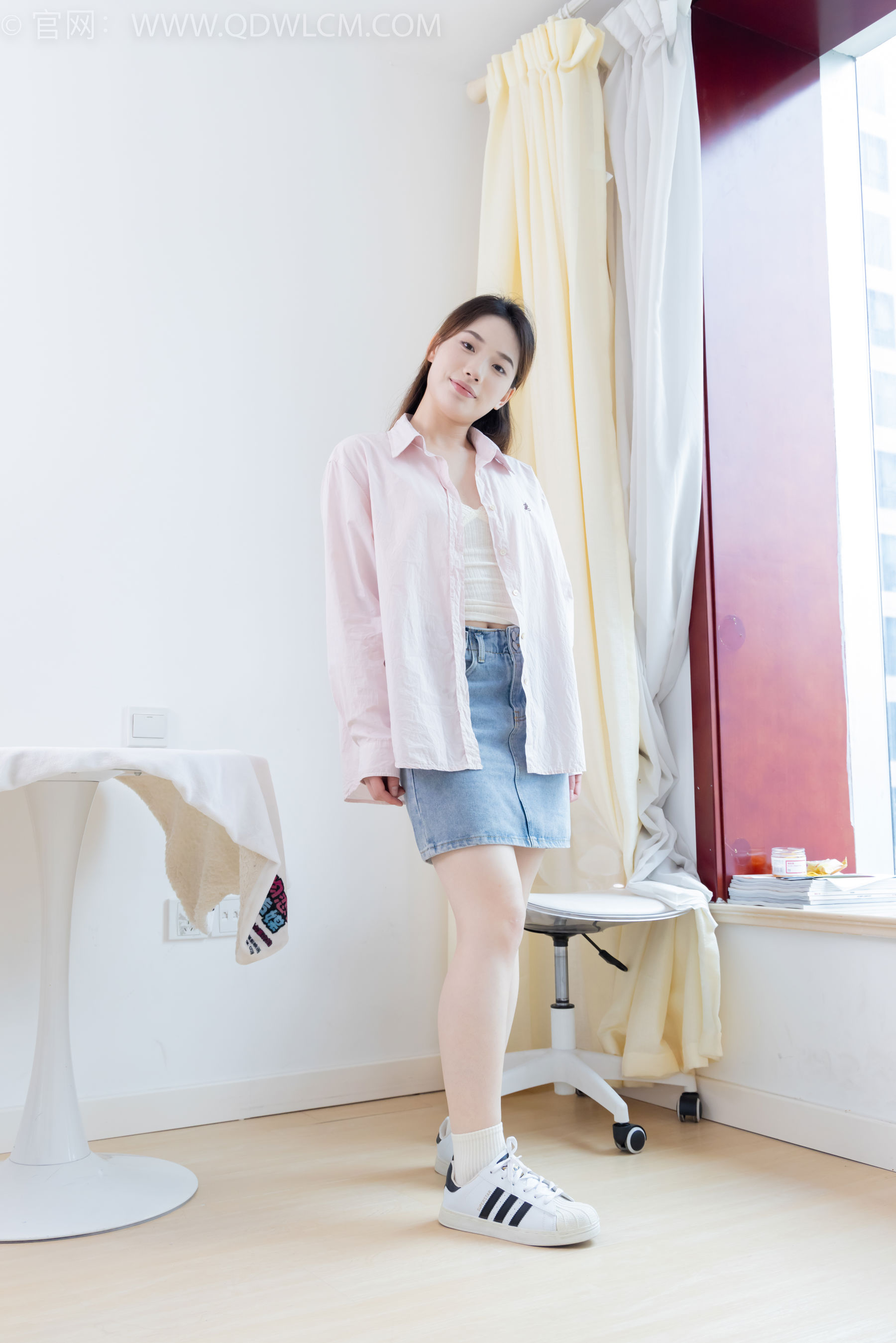 物恋传媒 No.2395 荔枝 - 板鞋、白棉袜、裸足