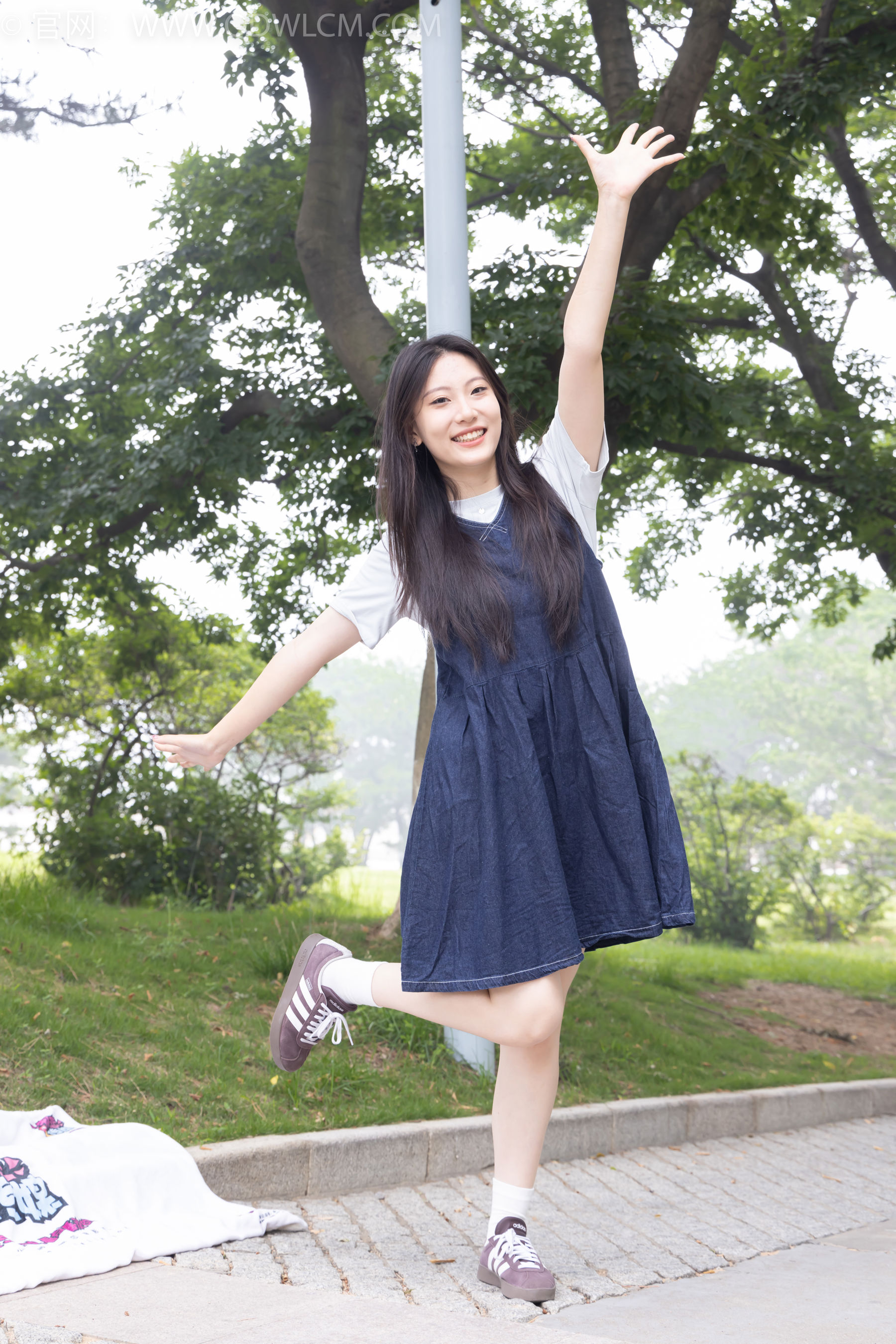 物恋传媒 No.2393 奶糖 - 帆布鞋、白棉袜、裸足