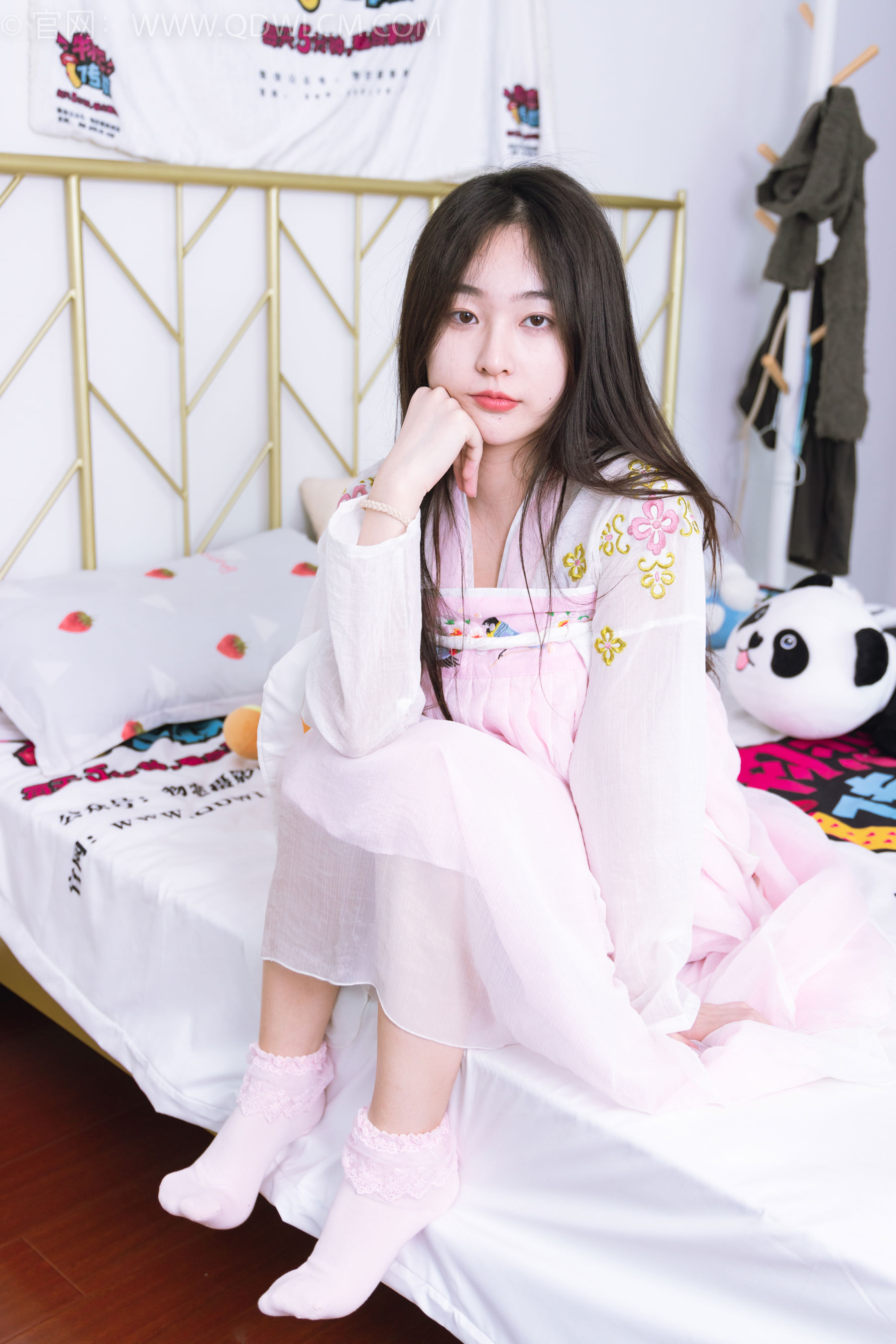 物恋传媒 No.2397 美兔 - 汉服、布鞋、粉色棉袜