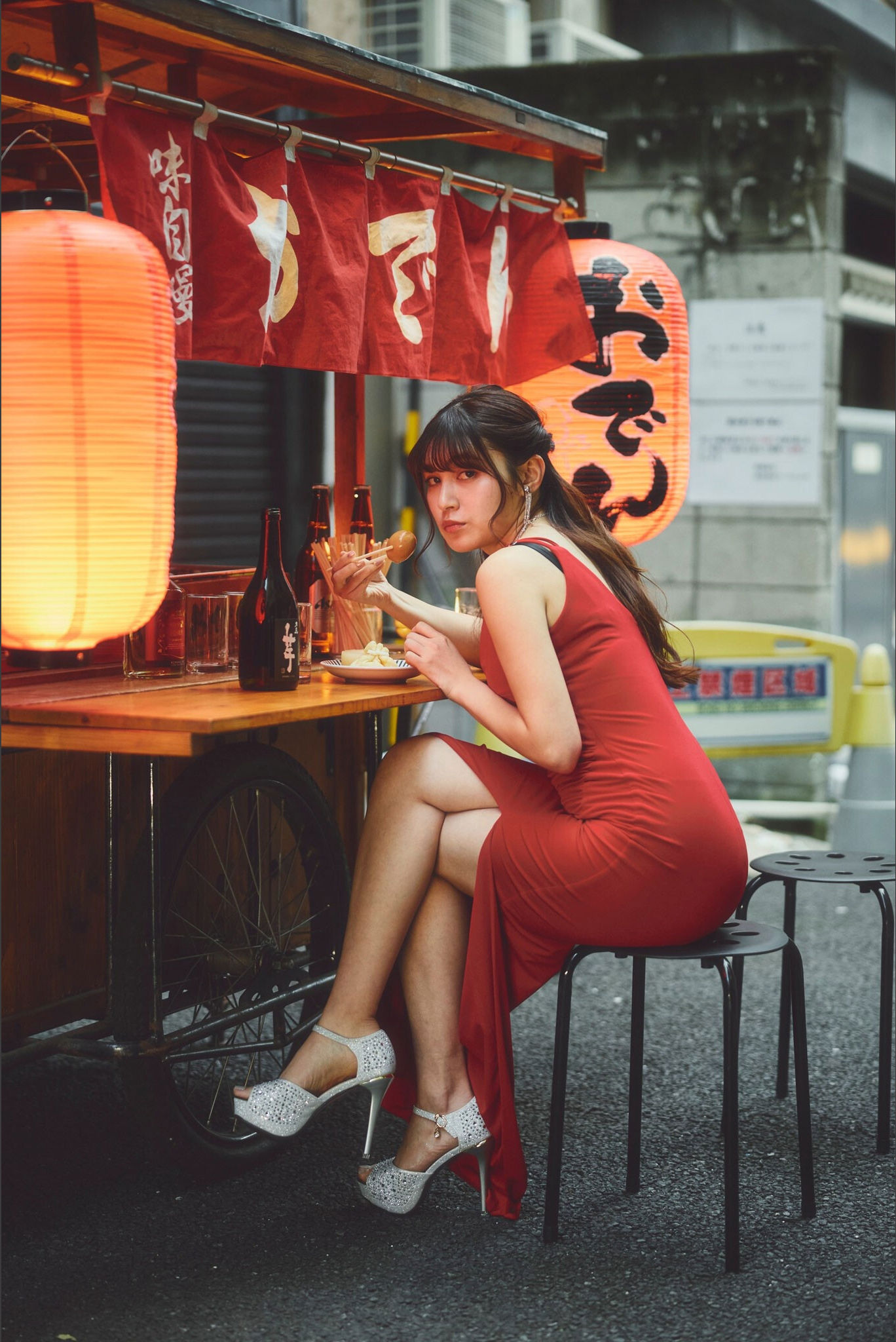 神志那結衣 - 赤いドレスを脱いだら