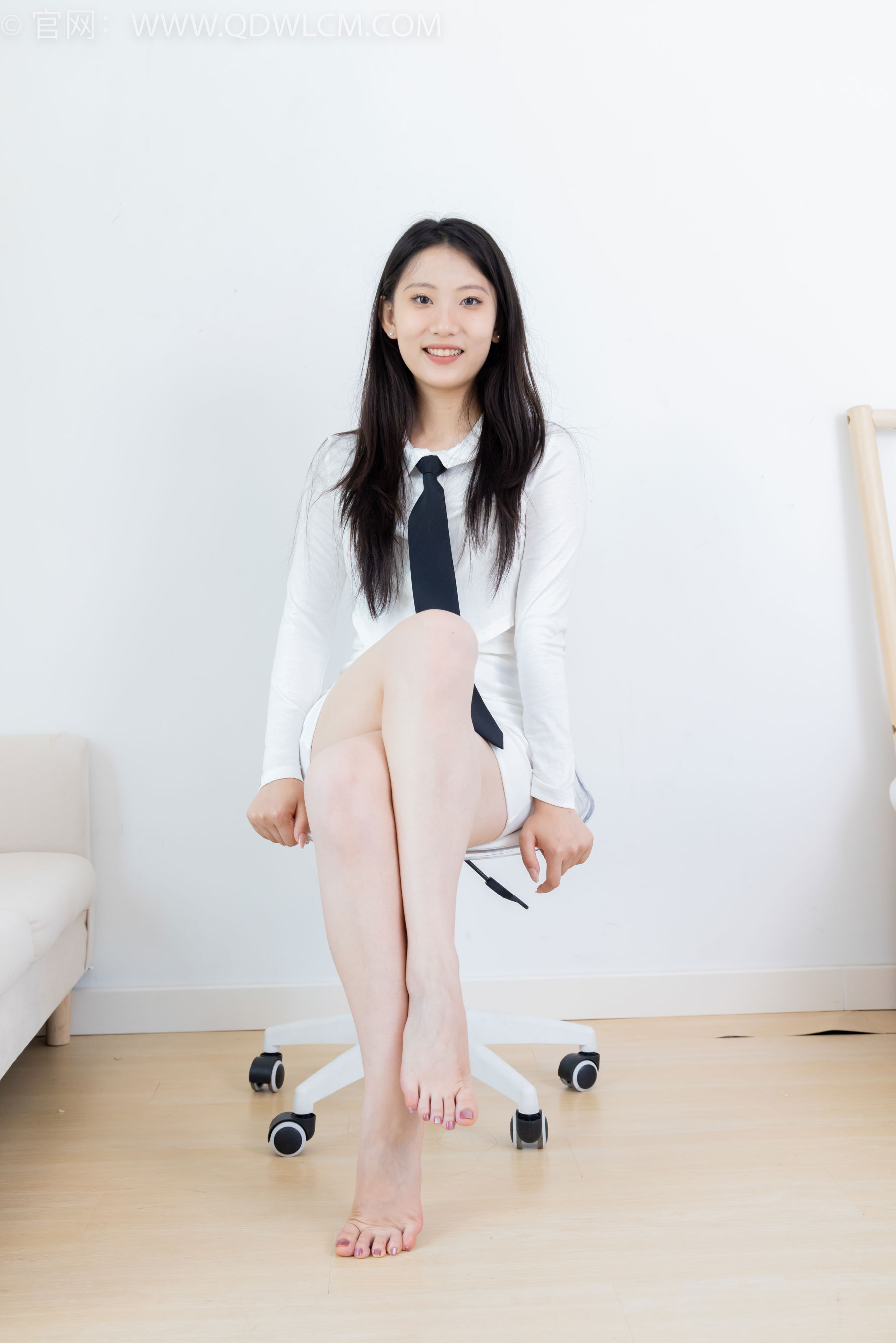 物恋传媒 No.2411 奶糖 - 两双高跟凉鞋、薄肉丝、薄黑丝、裸足