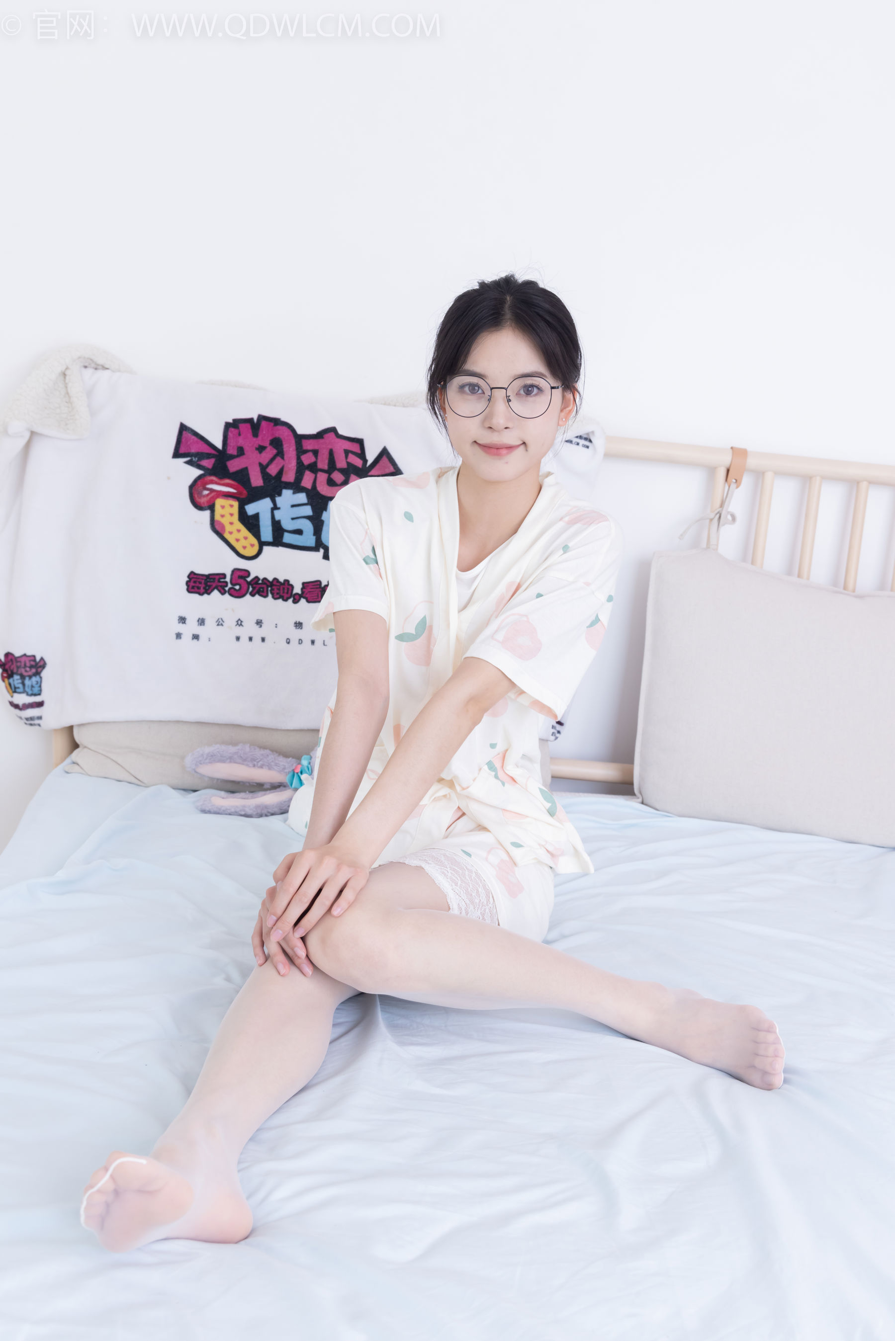 物恋传媒 No.2408 茯苓 - 高跟凉鞋、薄白丝