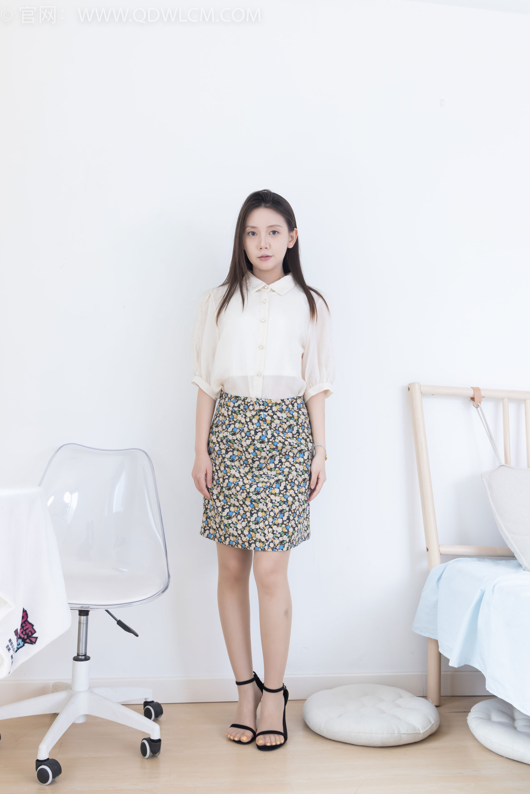 物恋传媒 No.2409 小曦 - 三双高跟鞋、薄肉丝、裸足