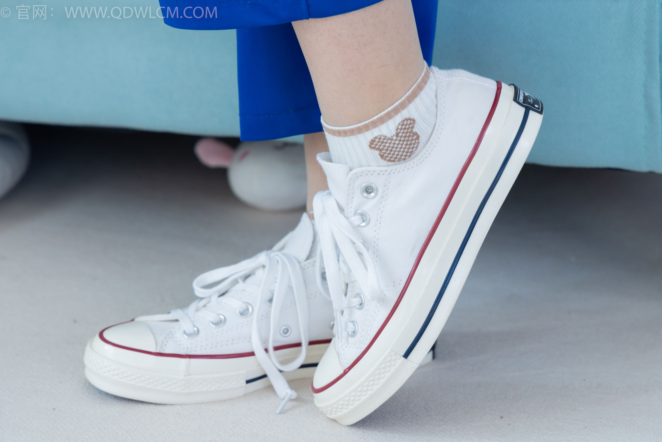 物恋传媒 No.2406 橙橙 - 帆布鞋、白棉袜、薄肉丝、校服裤里丝