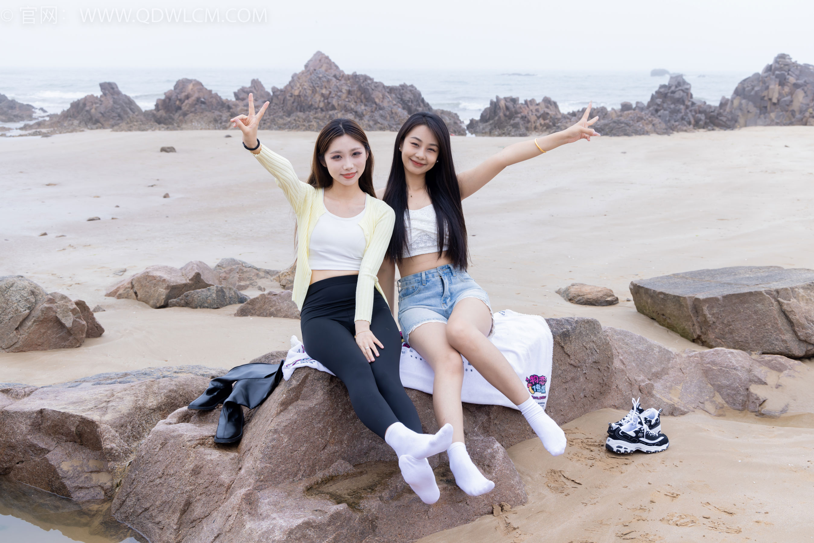 物恋传媒 No.2405 岚岚泡泡 - 长靴、运动鞋、白棉袜