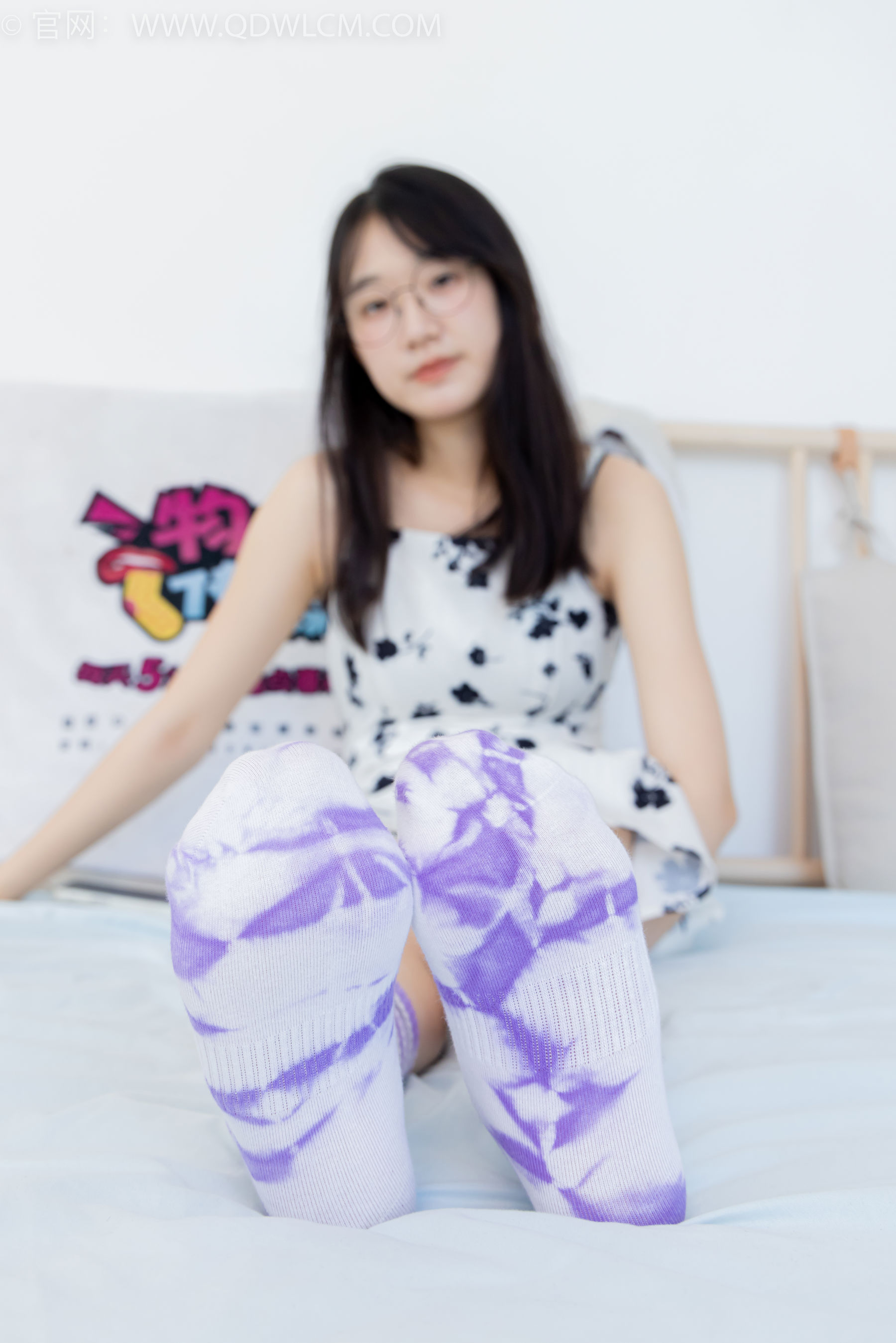 物恋传媒 No.2403 小椿 - 帆布鞋、白紫棉袜、裸足