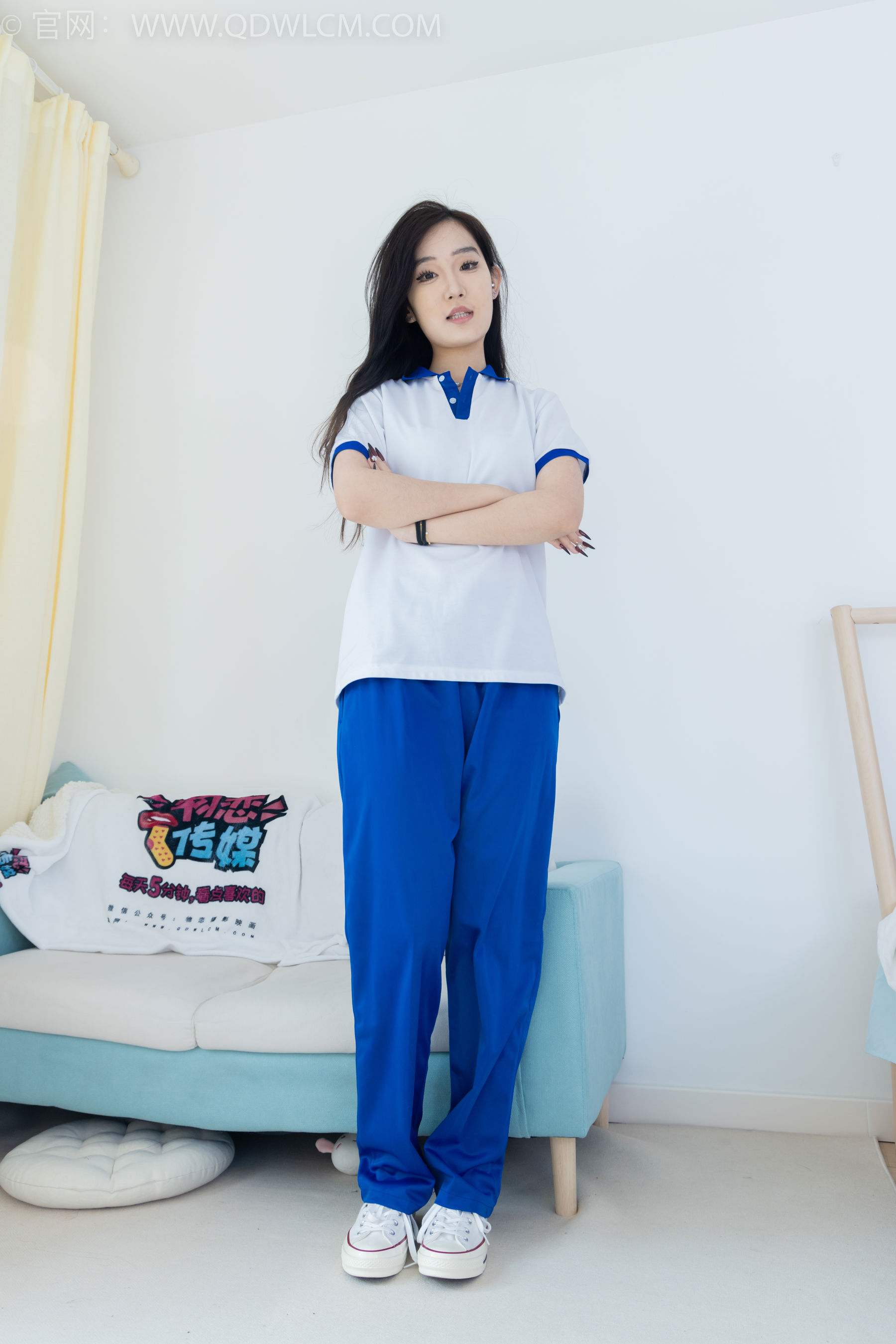 物恋传媒 No.2406 橙橙 - 帆布鞋、白棉袜、薄肉丝、校服裤里丝