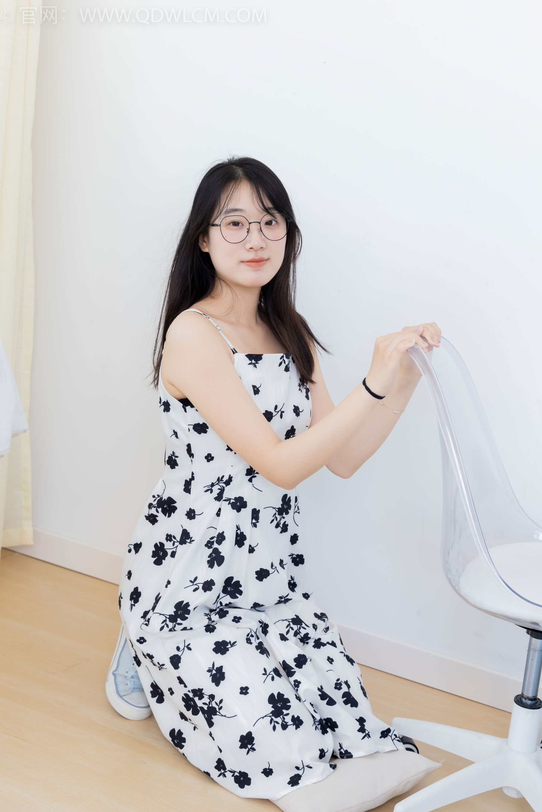 物恋传媒 No.2403 小椿 - 帆布鞋、白紫棉袜、裸足