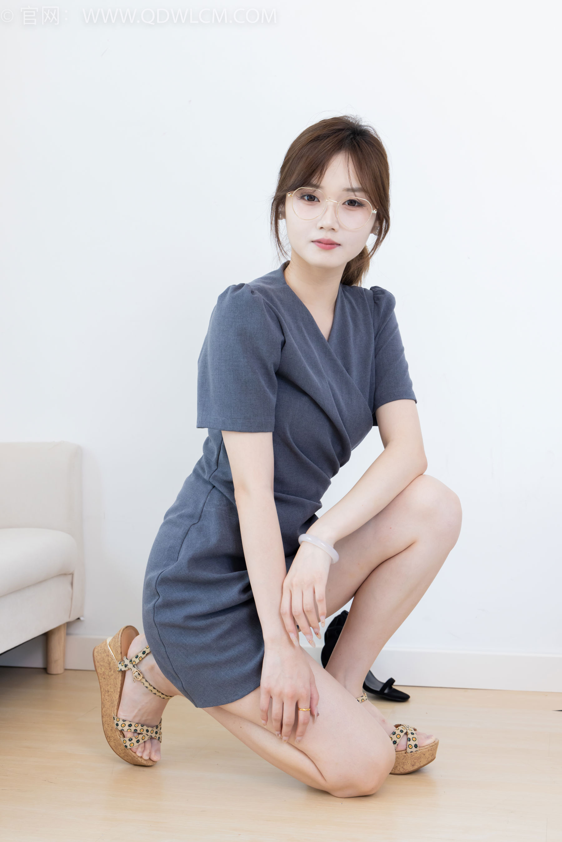 物恋传媒 No.2413 橙子 - 三双高跟凉鞋、薄肉丝、裸足