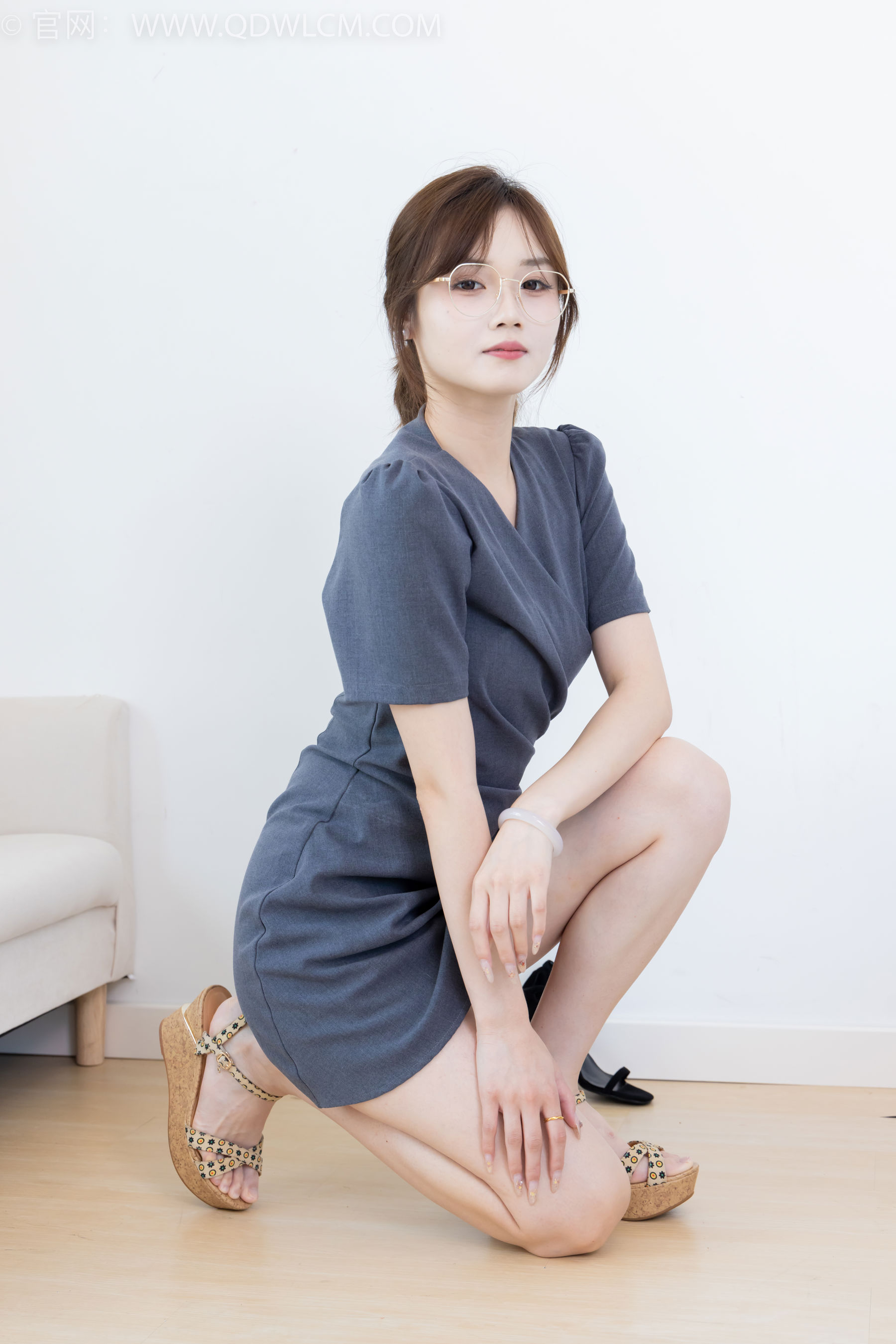 物恋传媒 No.2413 橙子 - 三双高跟凉鞋、薄肉丝、裸足