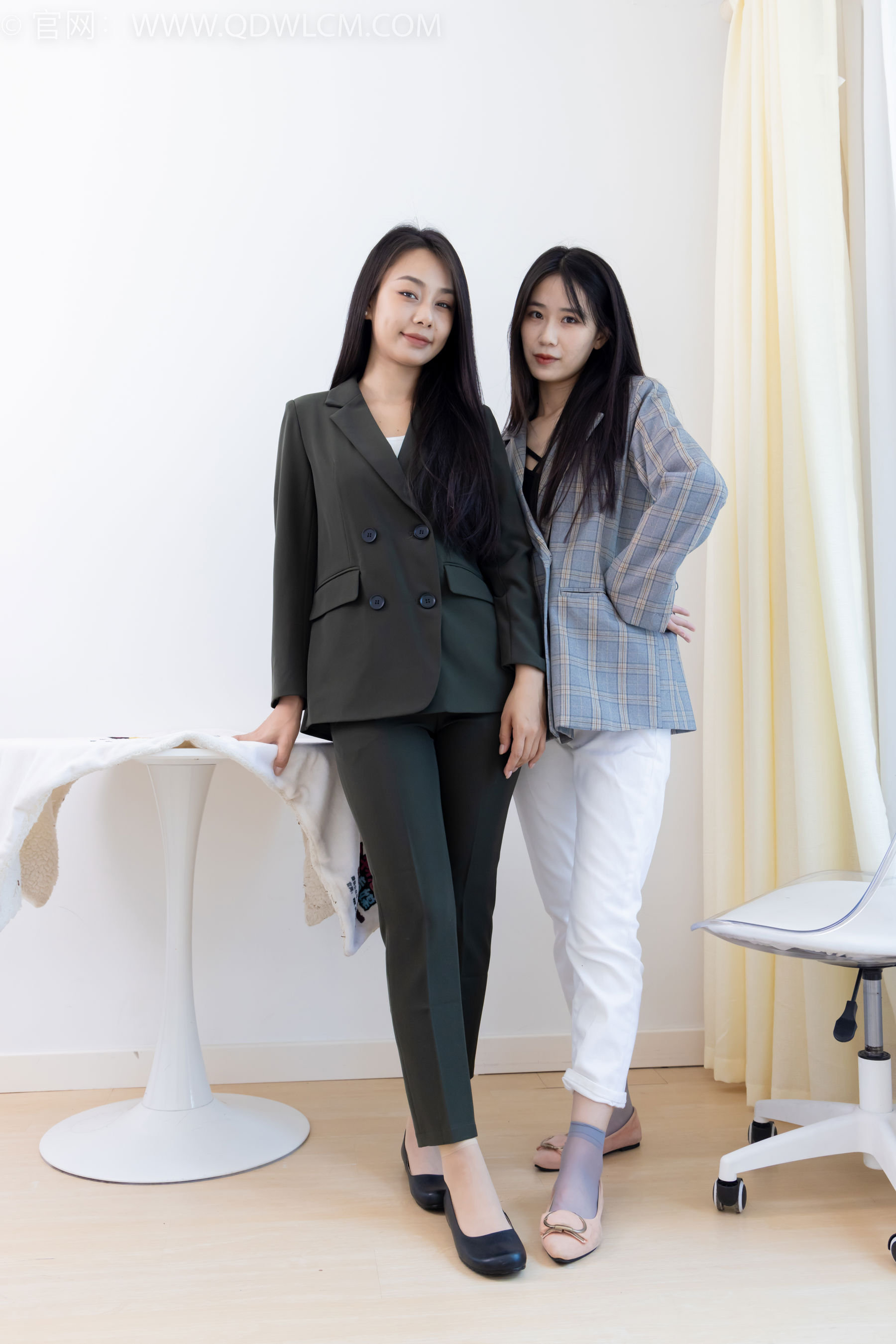 物恋传媒 No.2412 菜菜&岚岚 - 平底鞋、短肉丝短灰丝、裸足