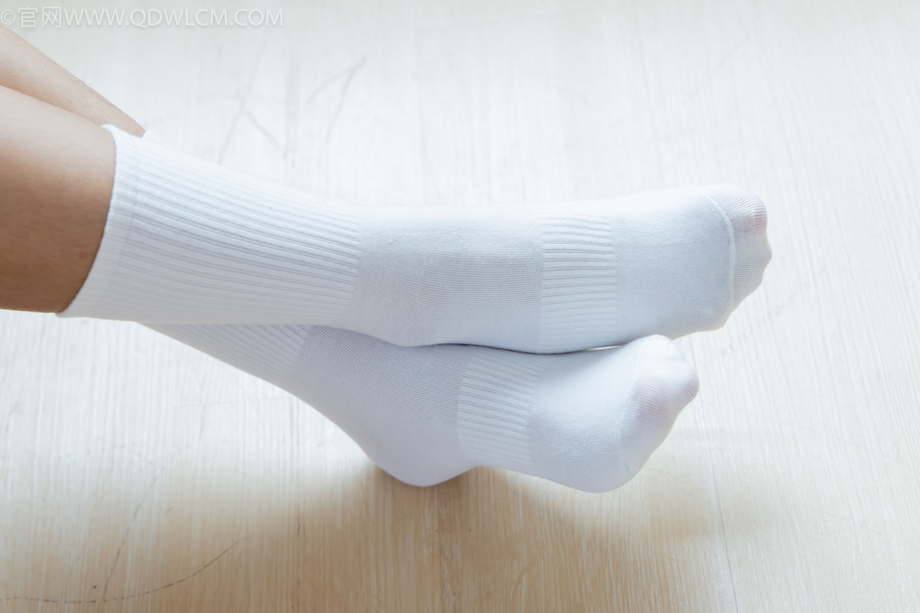 物恋传媒 No.2480 岚岚 - JK制服、白棉袜、穿鞋菜西红柿