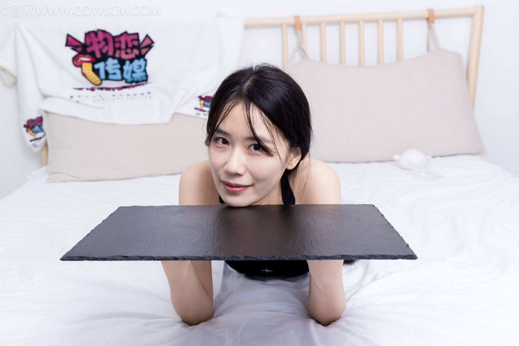 物恋传媒 No.2486 菜菜 - 高跟鞋、厚黑丝、裸足