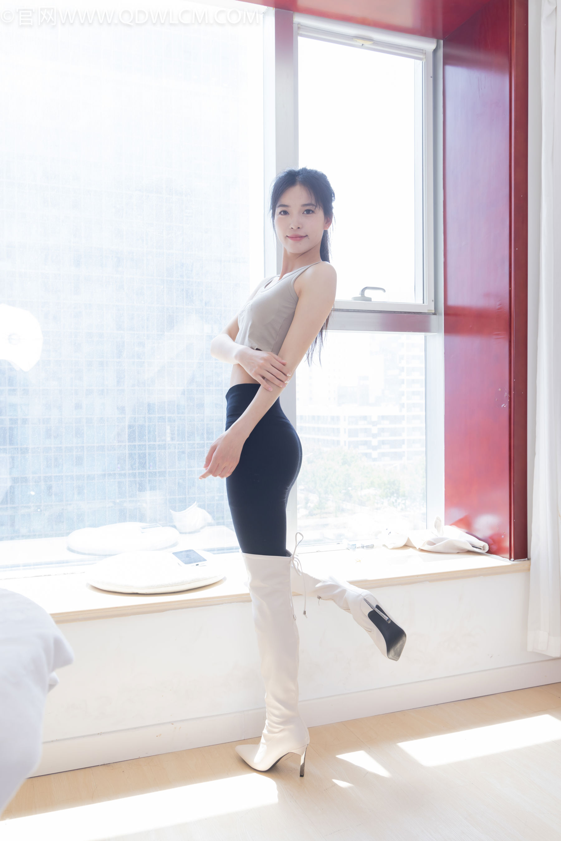 物恋传媒 No.2490 茯苓 - 长靴、白棉袜、裸足