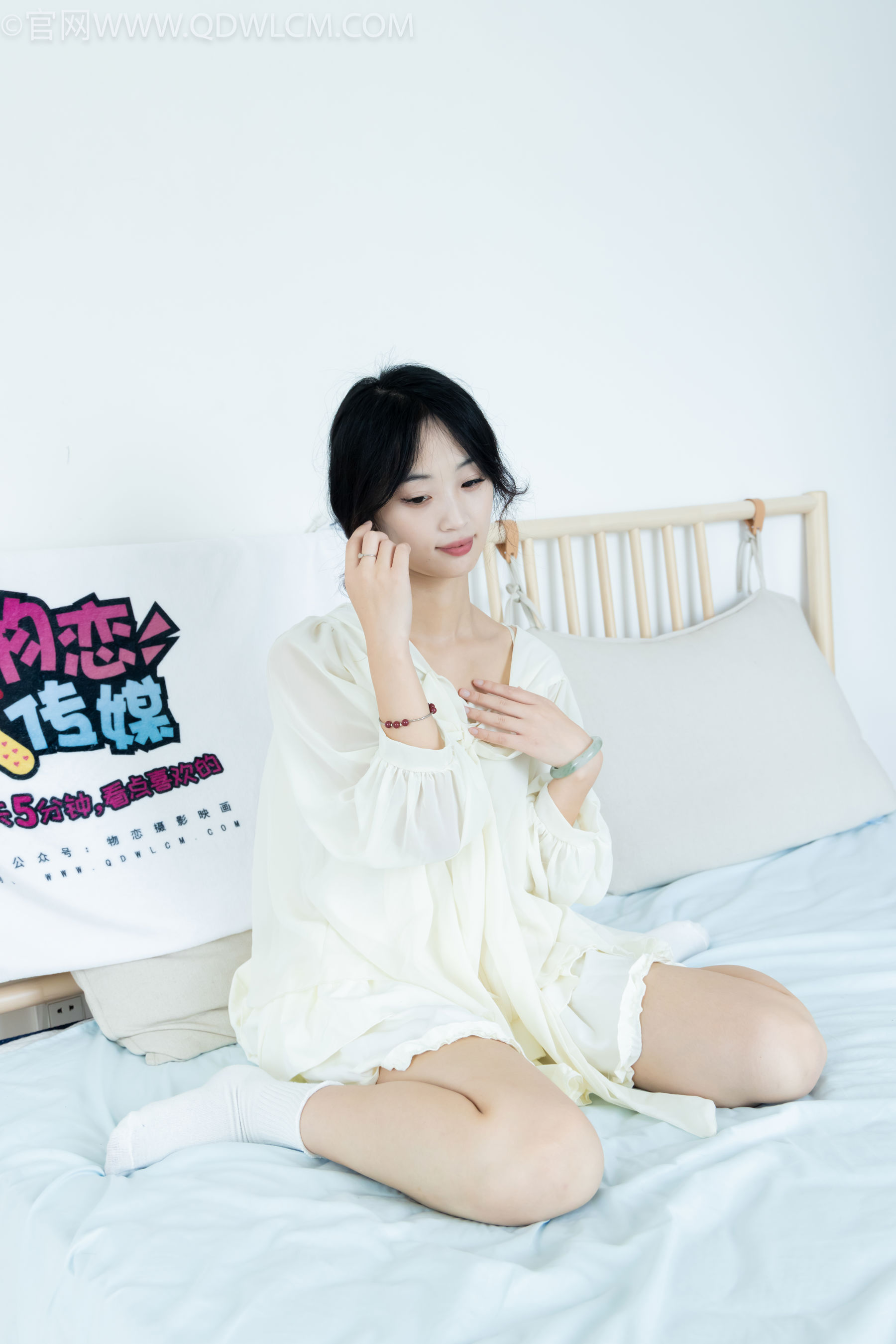 物恋传媒 No.2489 南南 - 板鞋、白棉袜、裸足