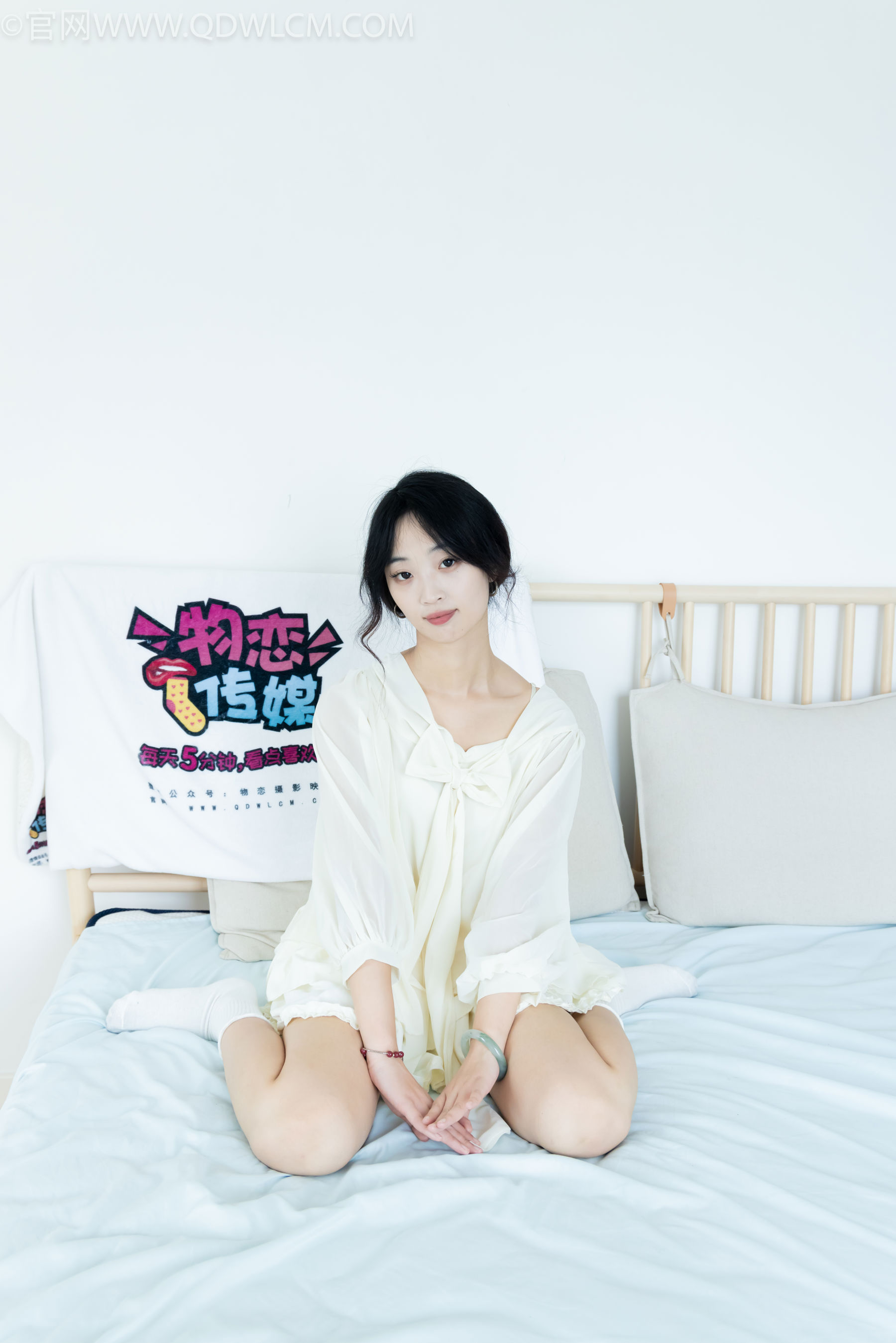 物恋传媒 No.2489 南南 - 板鞋、白棉袜、裸足