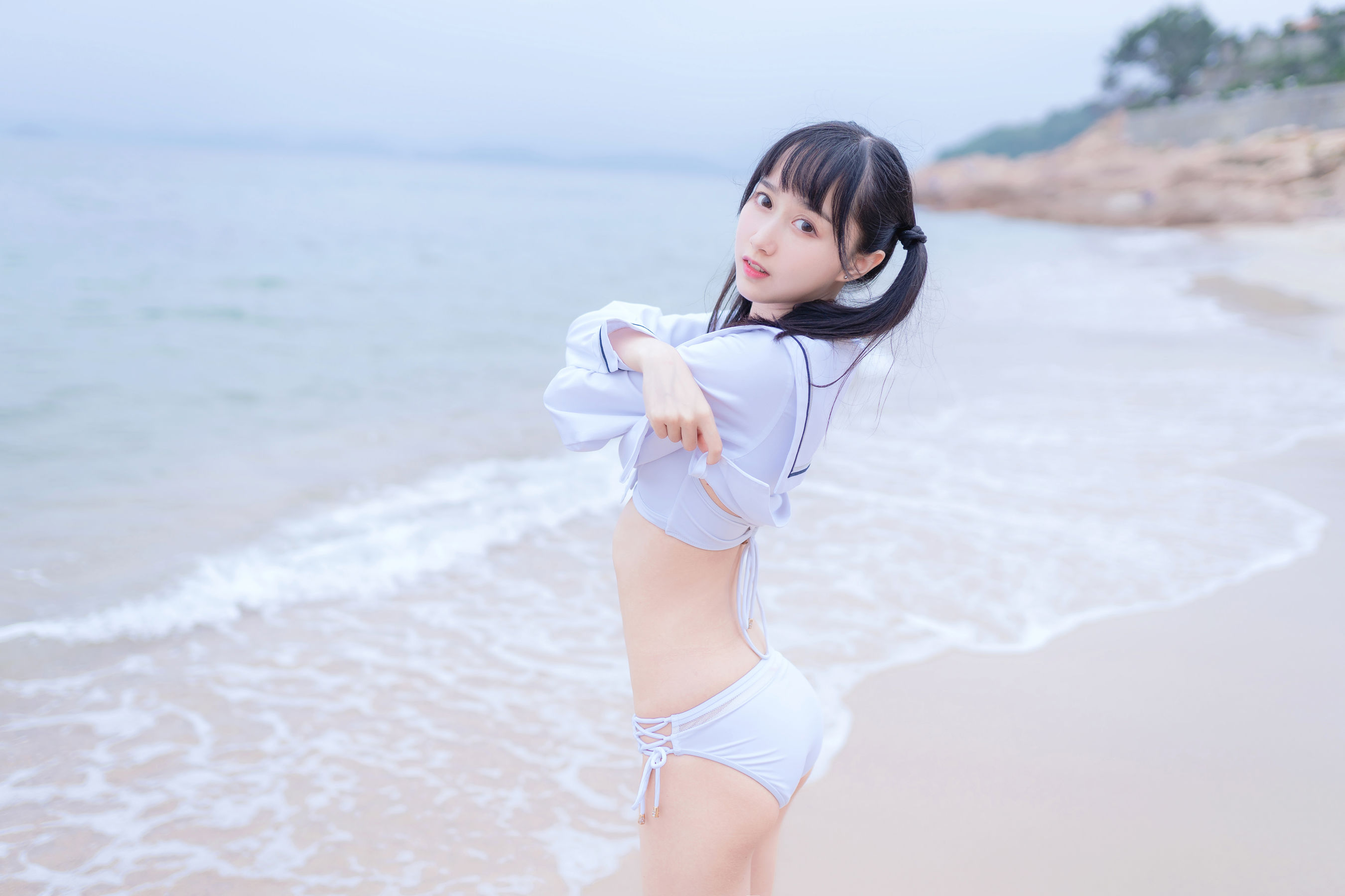 萌系小姐姐木绵绵OwO 海边白色比基尼