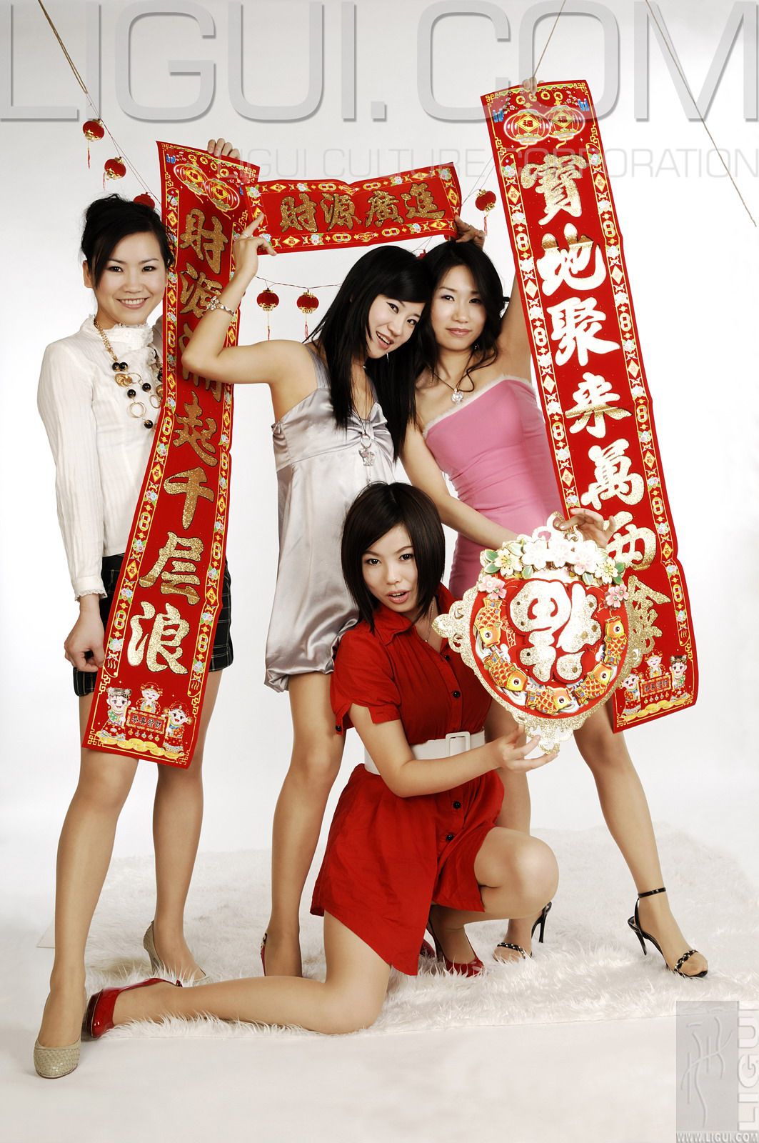 [丽柜LiGui] Model 卡鲁鲁＆慕子＆海伦＆由美《鼠年大吉》丝足写真图片